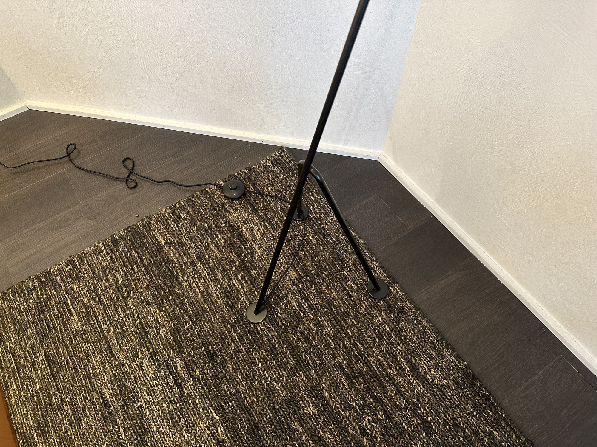 Gubi-floor lamp Grasshoppa black