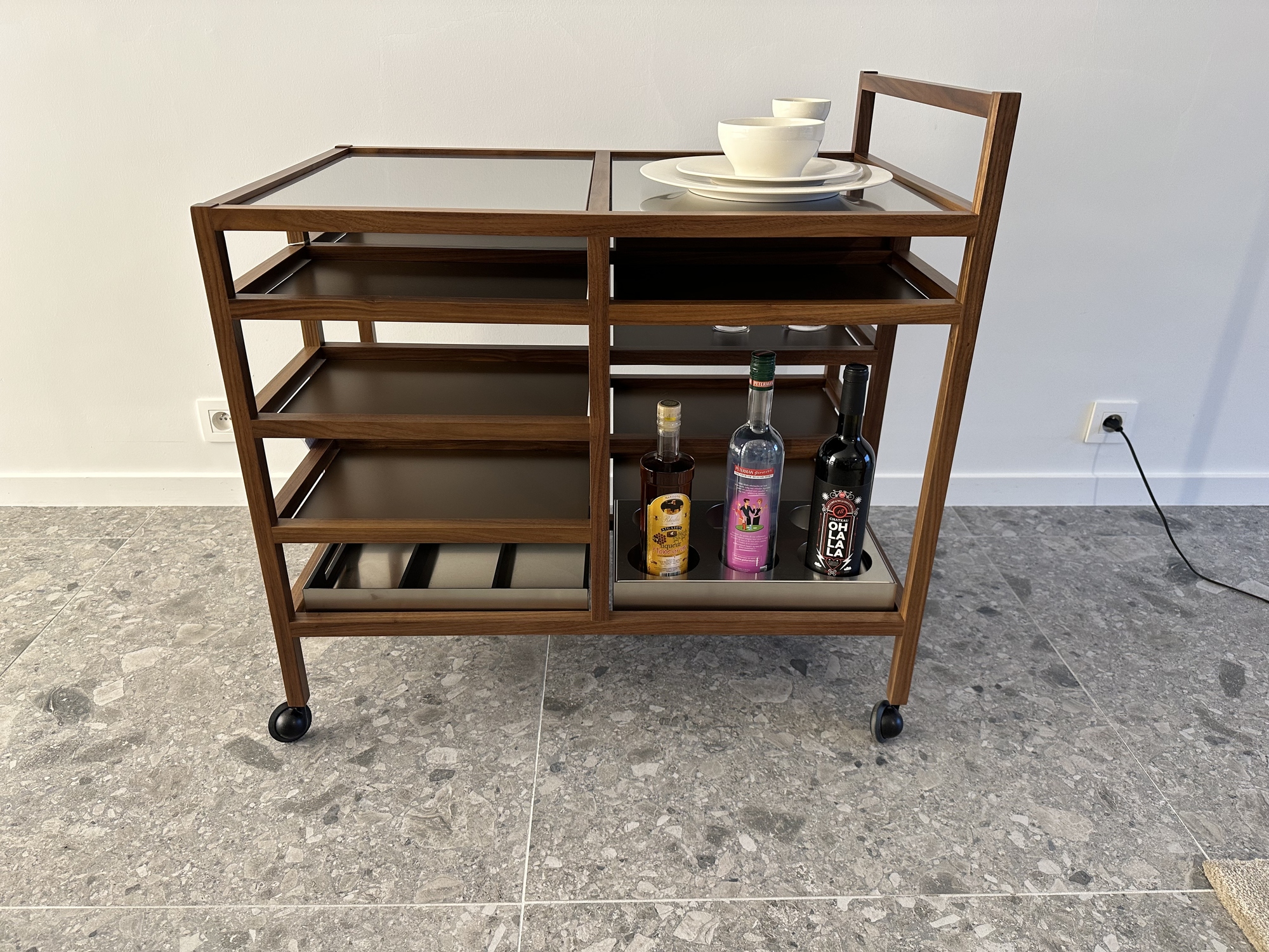 Cassina-serveerwagen notelaar/inox