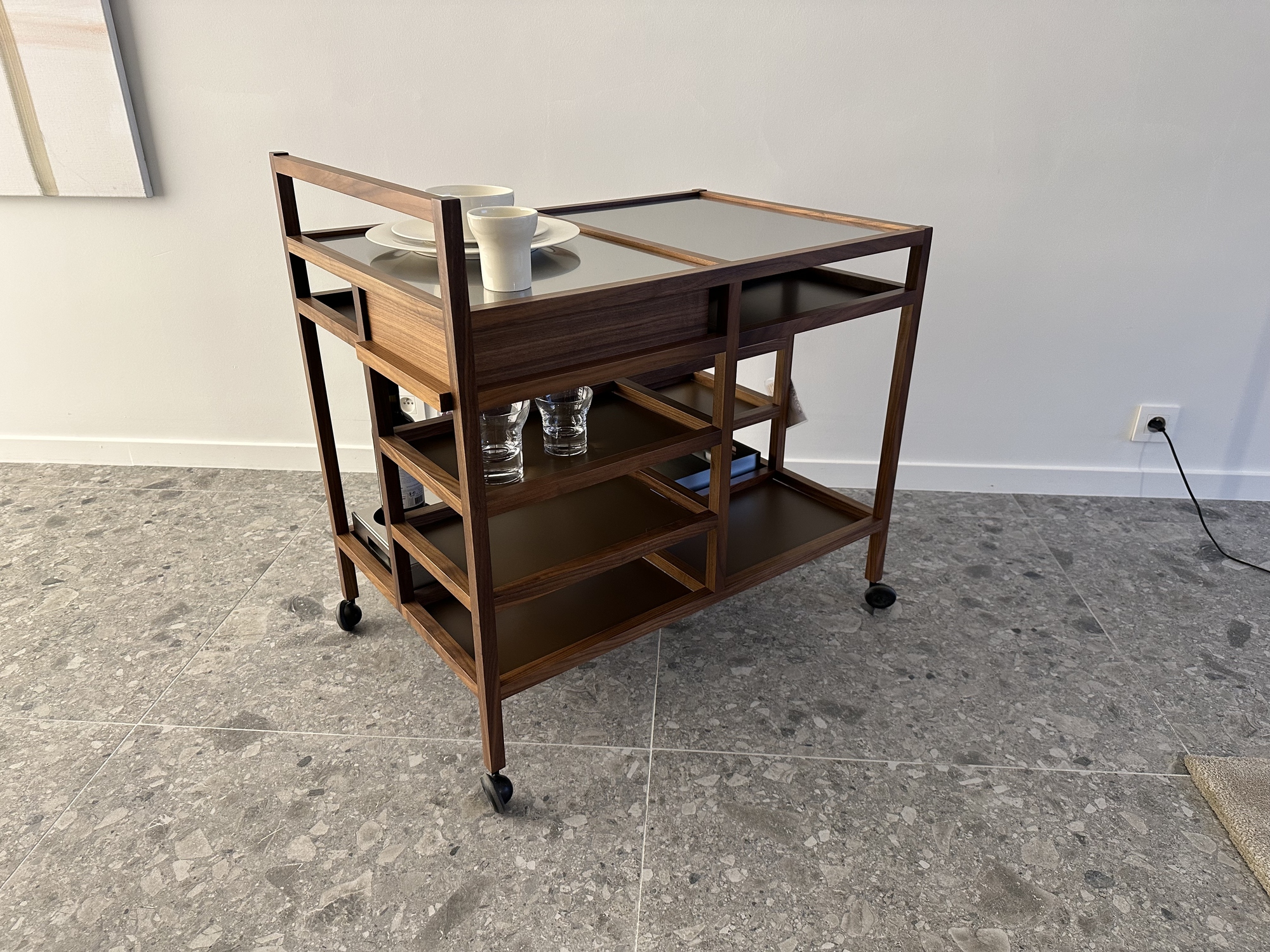 Cassina-serveerwagen notelaar/inox