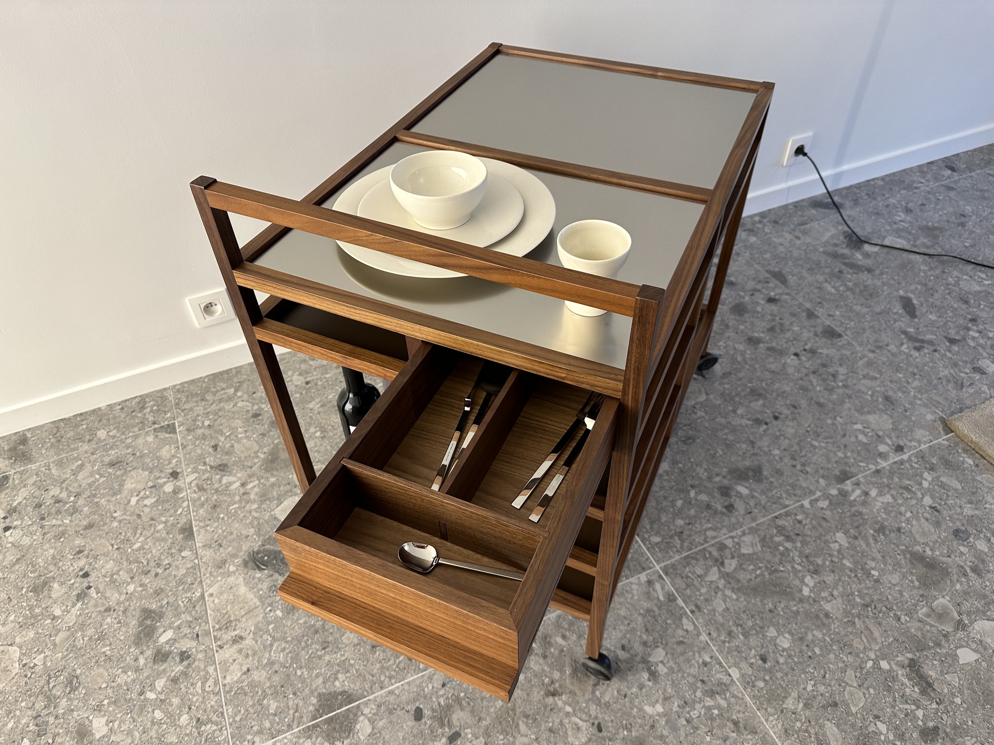 Cassina-serveerwagen notelaar/inox