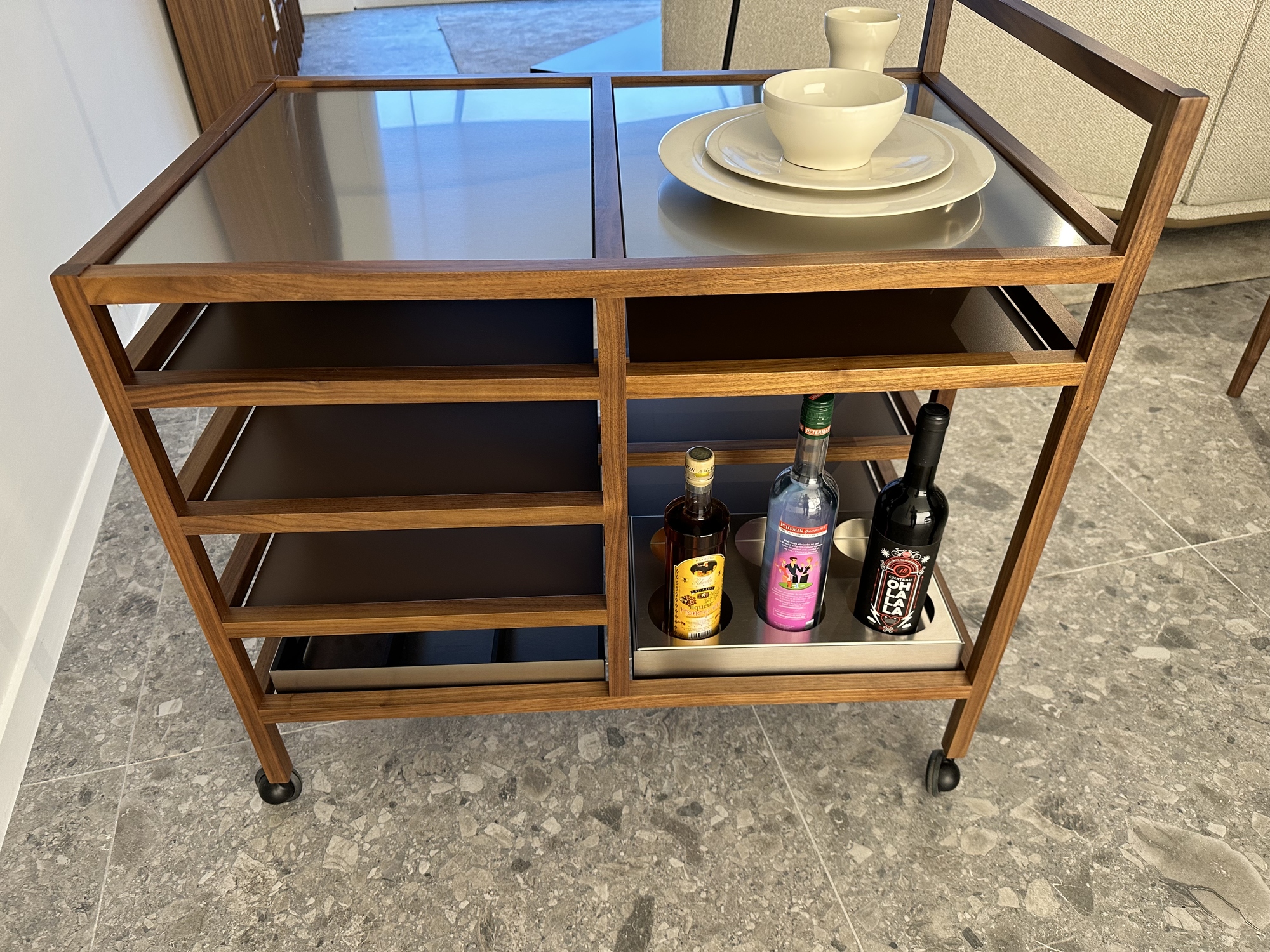 Cassina-serveerwagen notelaar/inox