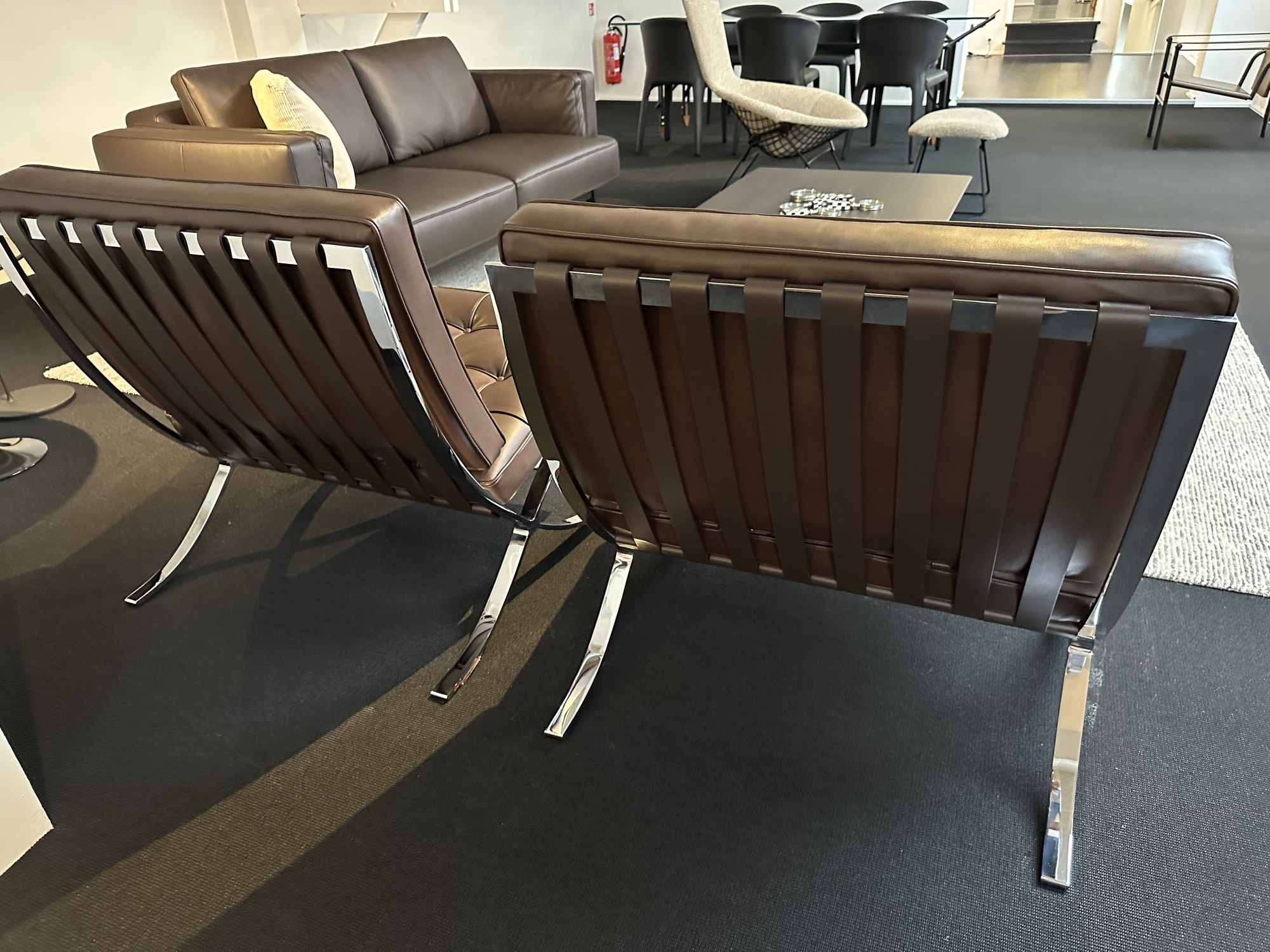 Knoll-2 x Barcelona chair Mies van der Rohe