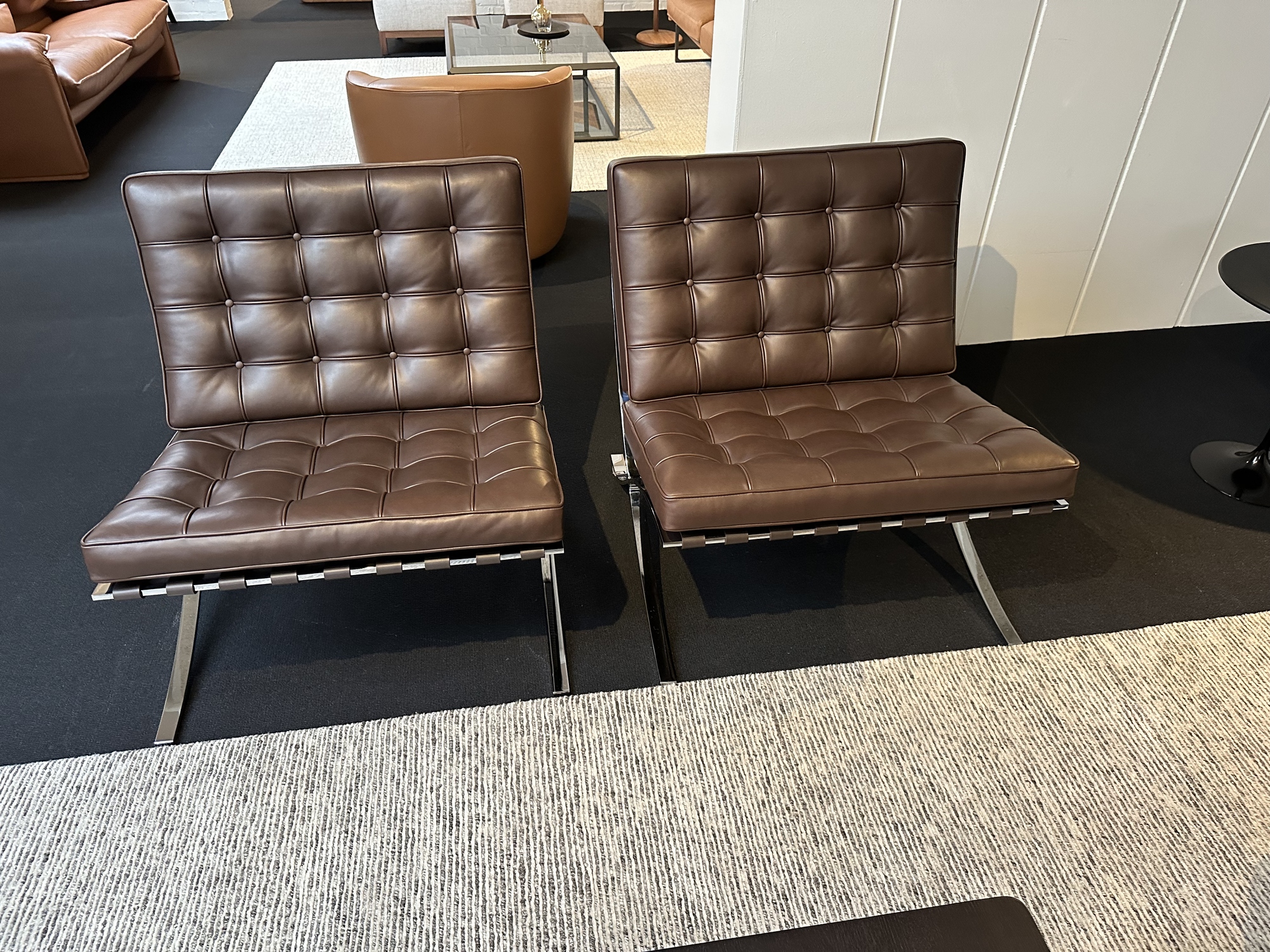 Knoll-2 x Barcelona chair Mies van der Rohe