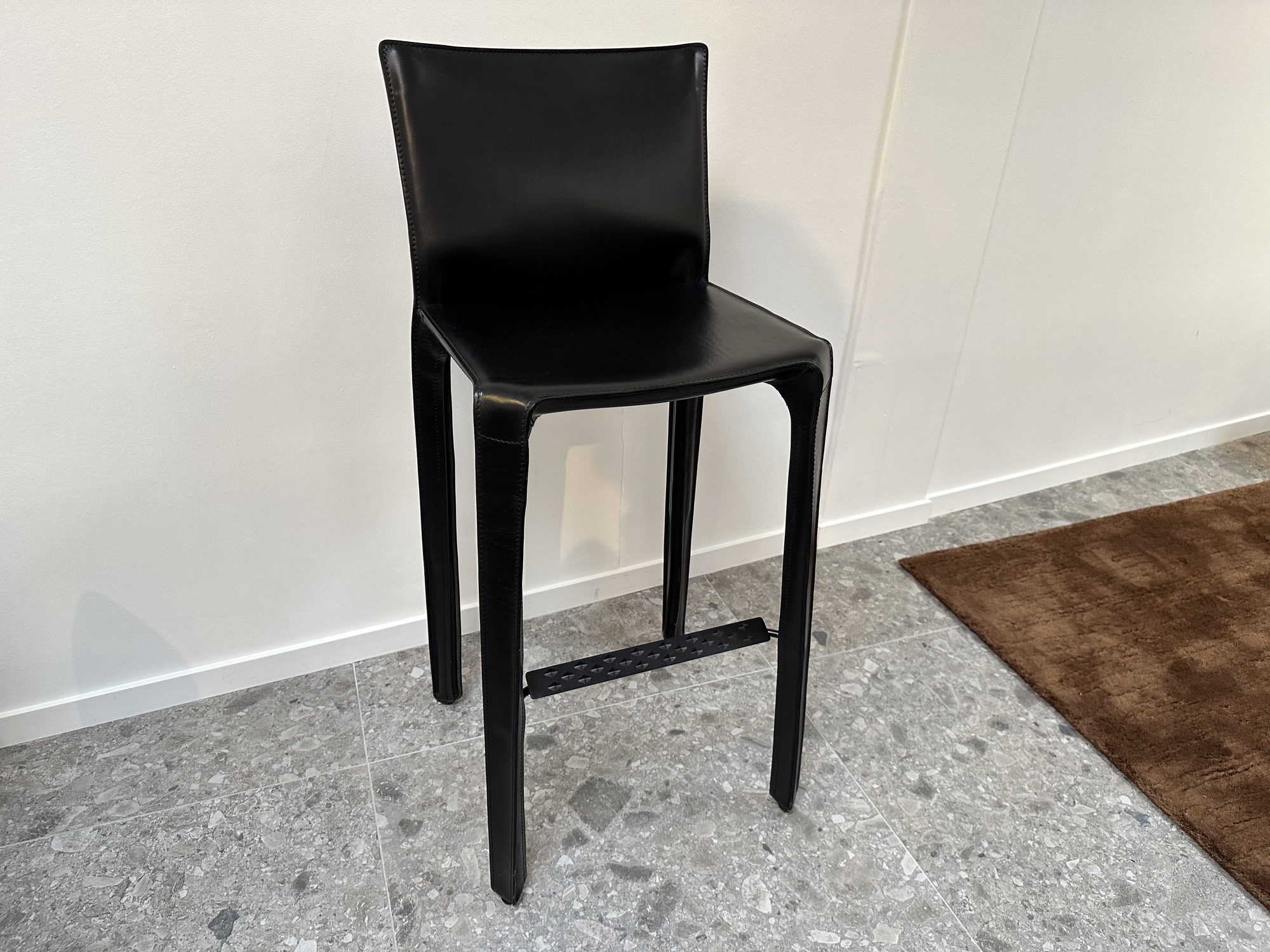 Cassina- Cab barkruk zwart tuigleer