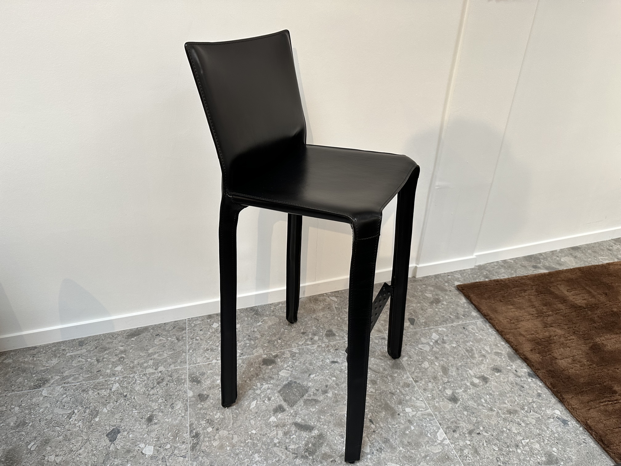 Cassina- Cab barkruk zwart tuigleer