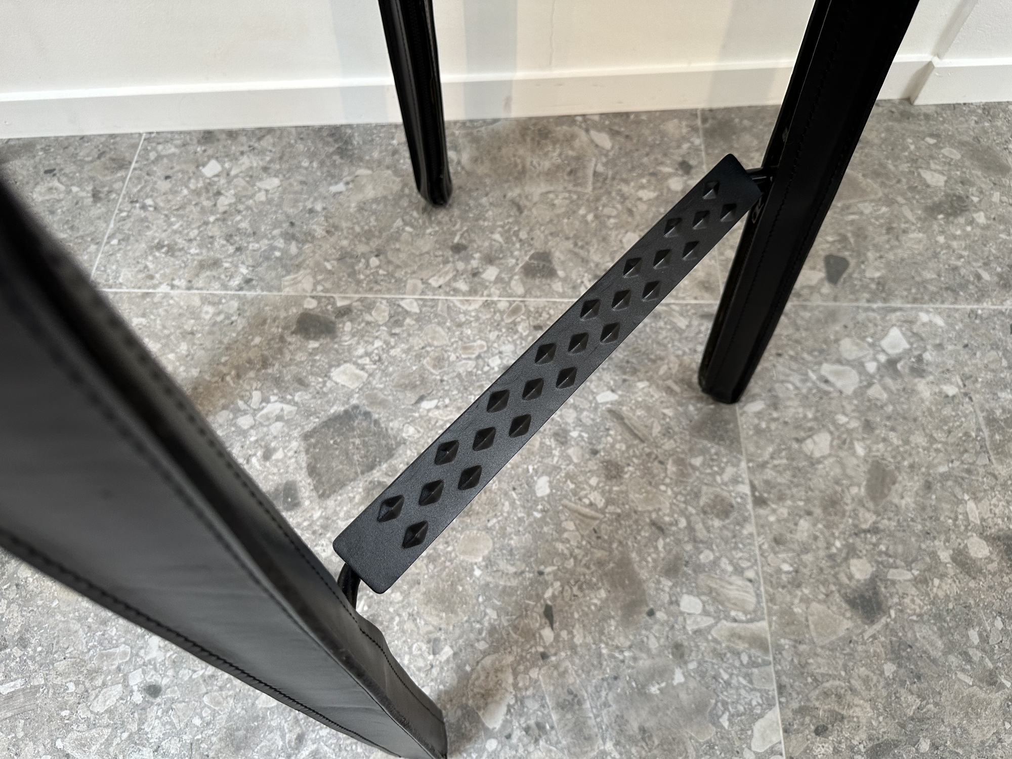 Cassina- Cab barkruk zwart tuigleer