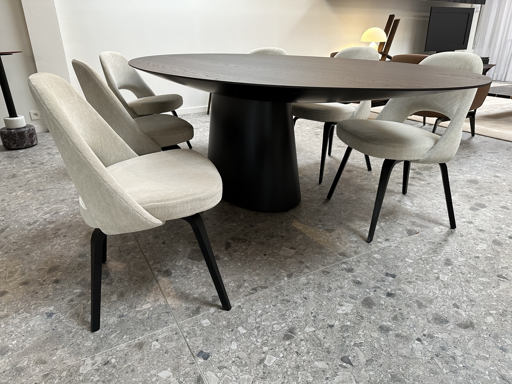 Emmemobili-ovalen tafel Ufo met buffetkast Gala in gerookte eik