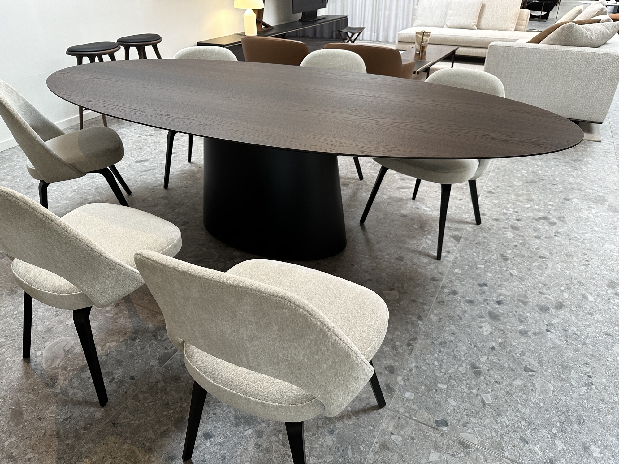Emmemobili-ovalen tafel Ufo met buffetkast Gala in gerookte eik