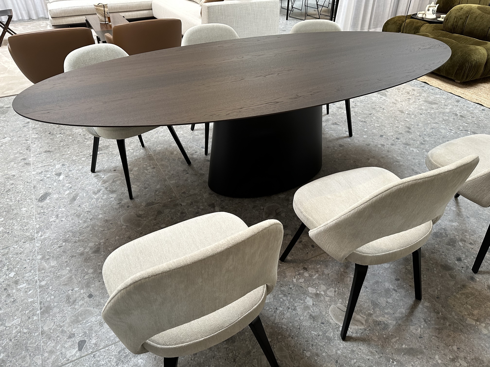 Emmemobili-ovalen tafel Ufo met buffetkast Gala in gerookte eik