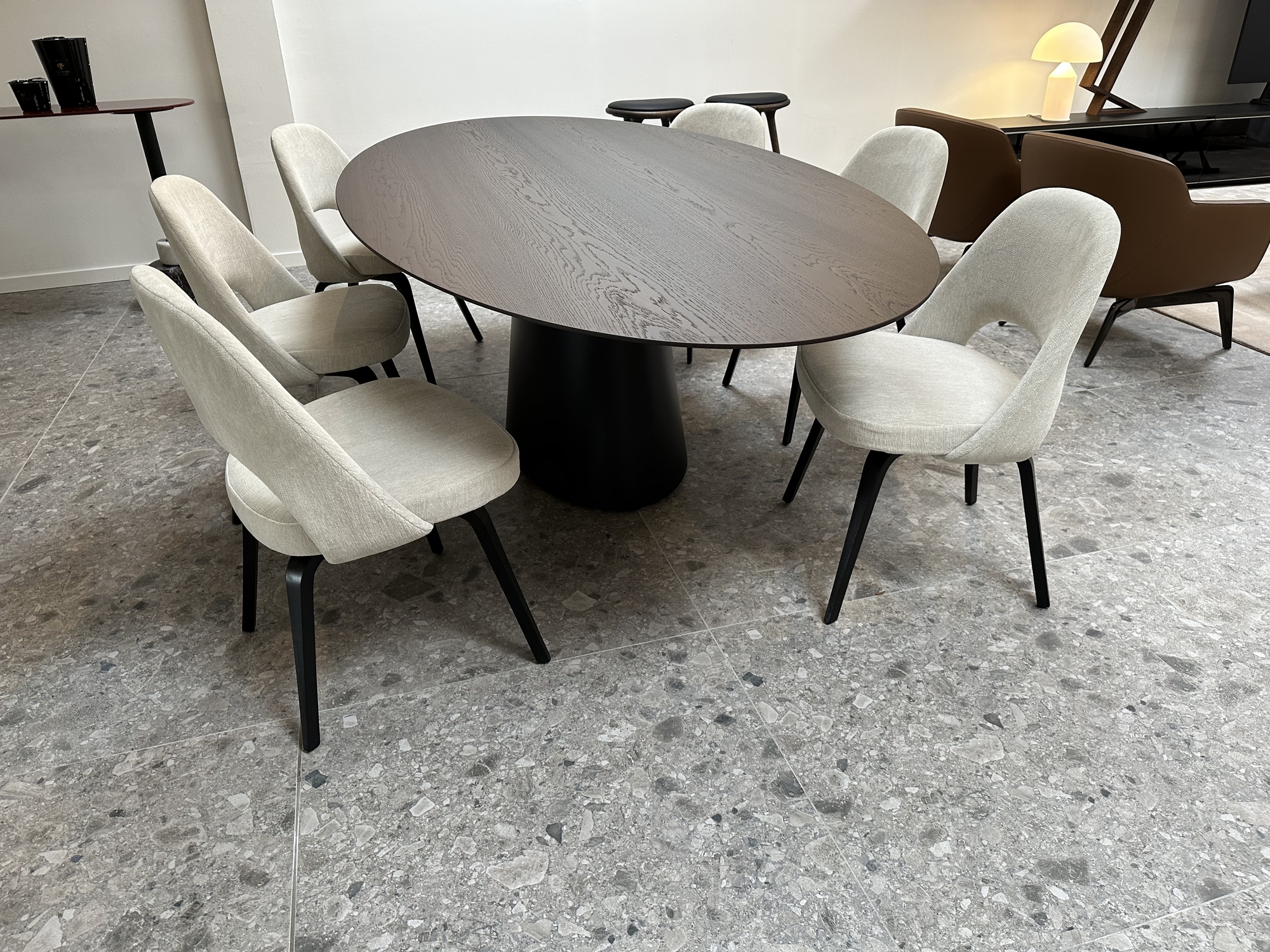 Emmemobili-ovalen tafel Ufo met buffetkast Gala in gerookte eik