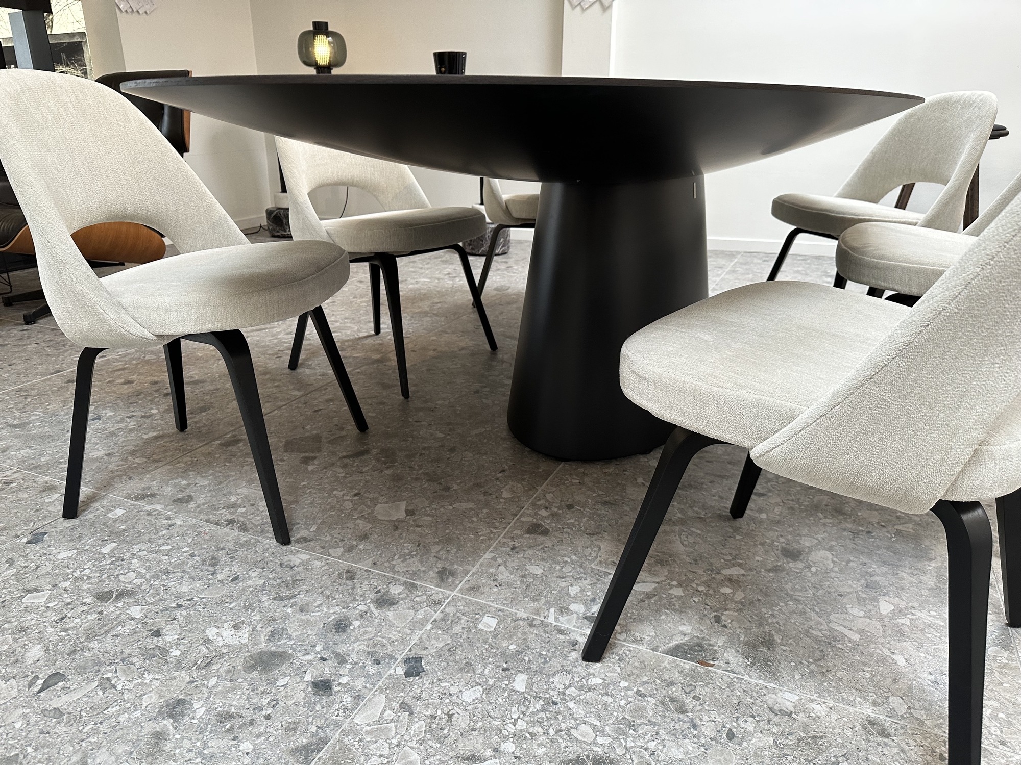 Emmemobili-ovalen tafel Ufo met buffetkast Gala in gerookte eik