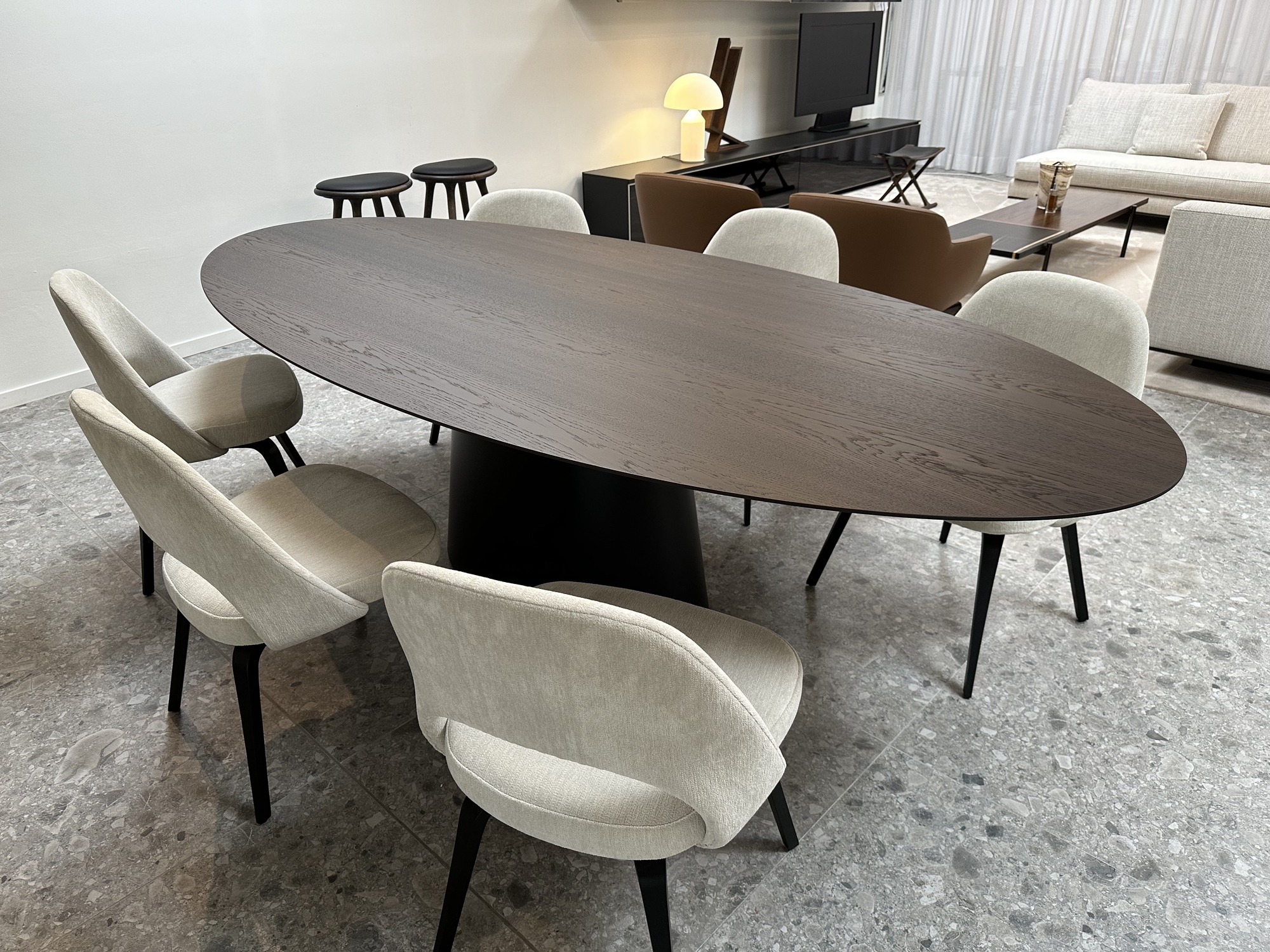 Emmemobili-ovalen tafel Ufo met buffetkast Gala in gerookte eik