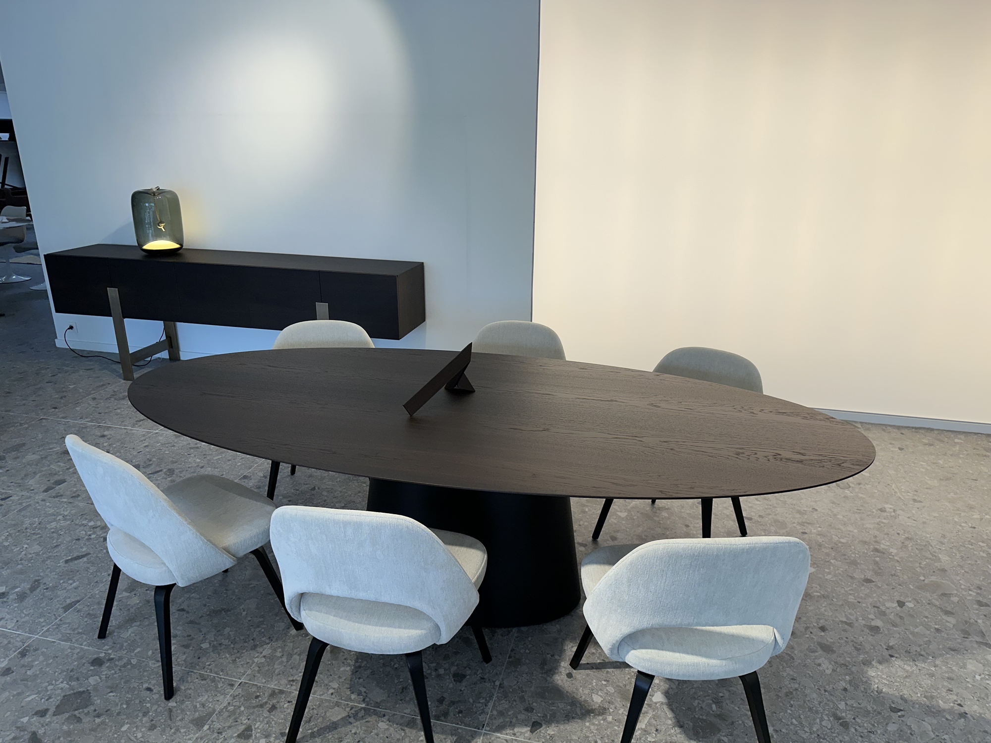 Emmemobili-ovalen tafel Ufo met buffetkast Gala in gerookte eik