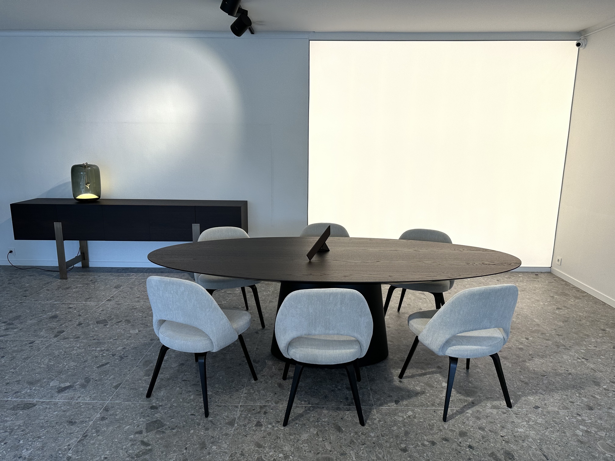Emmemobili-ovalen tafel Ufo met buffetkast Gala in gerookte eik