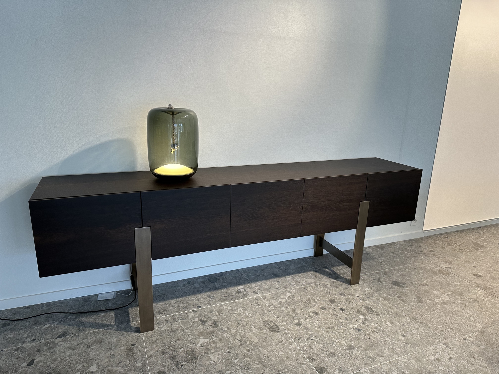 Emmemobili-ovalen tafel Ufo met buffetkast Gala in gerookte eik