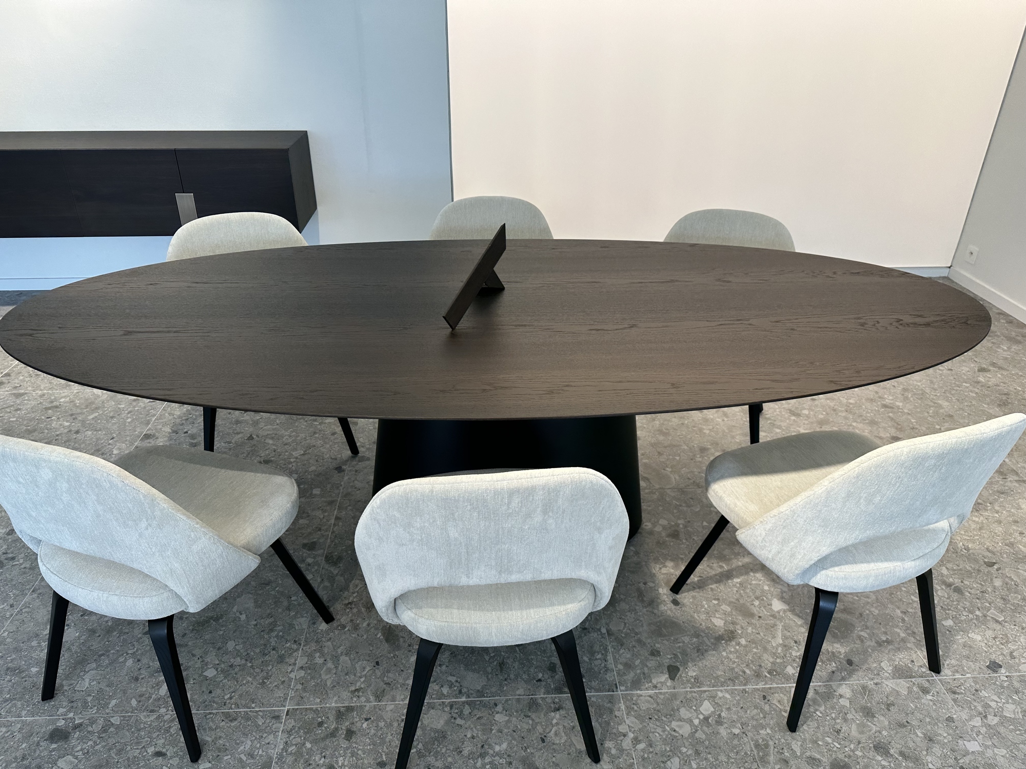 Emmemobili-ovalen tafel Ufo met buffetkast Gala in gerookte eik