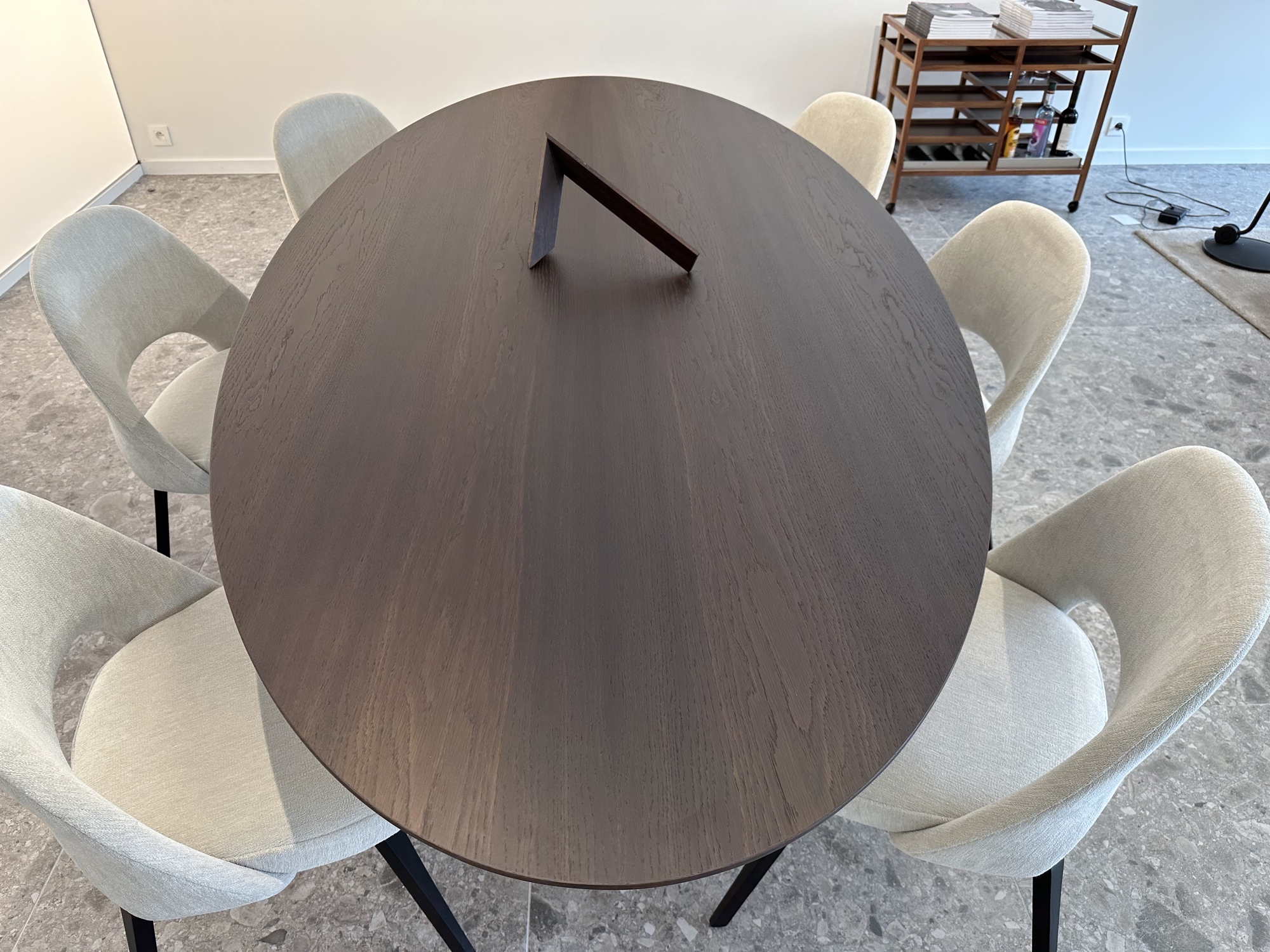 Emmemobili-ovalen tafel Ufo met buffetkast Gala in gerookte eik