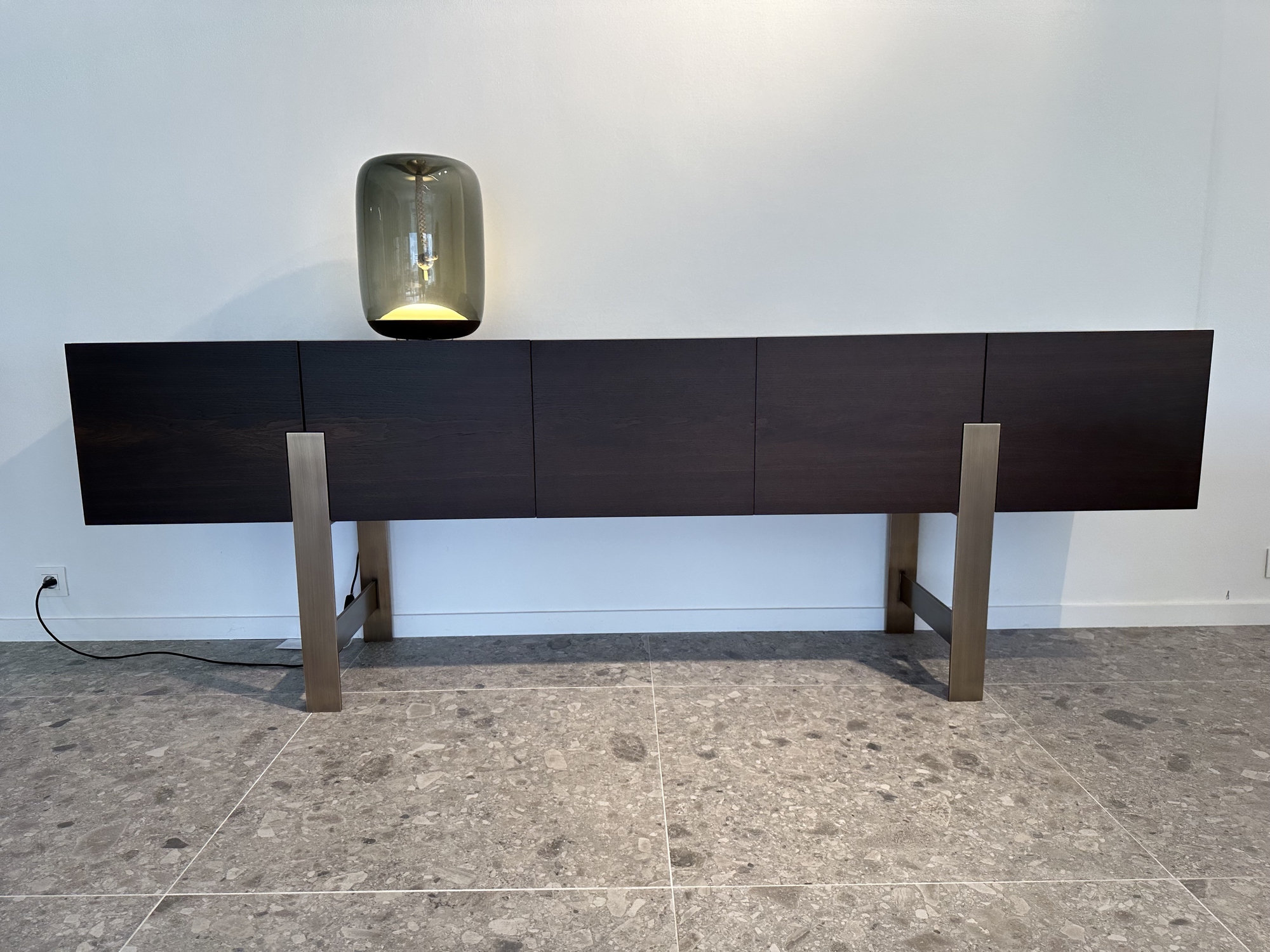 Emmemobili-ovalen tafel Ufo met buffetkast Gala in gerookte eik