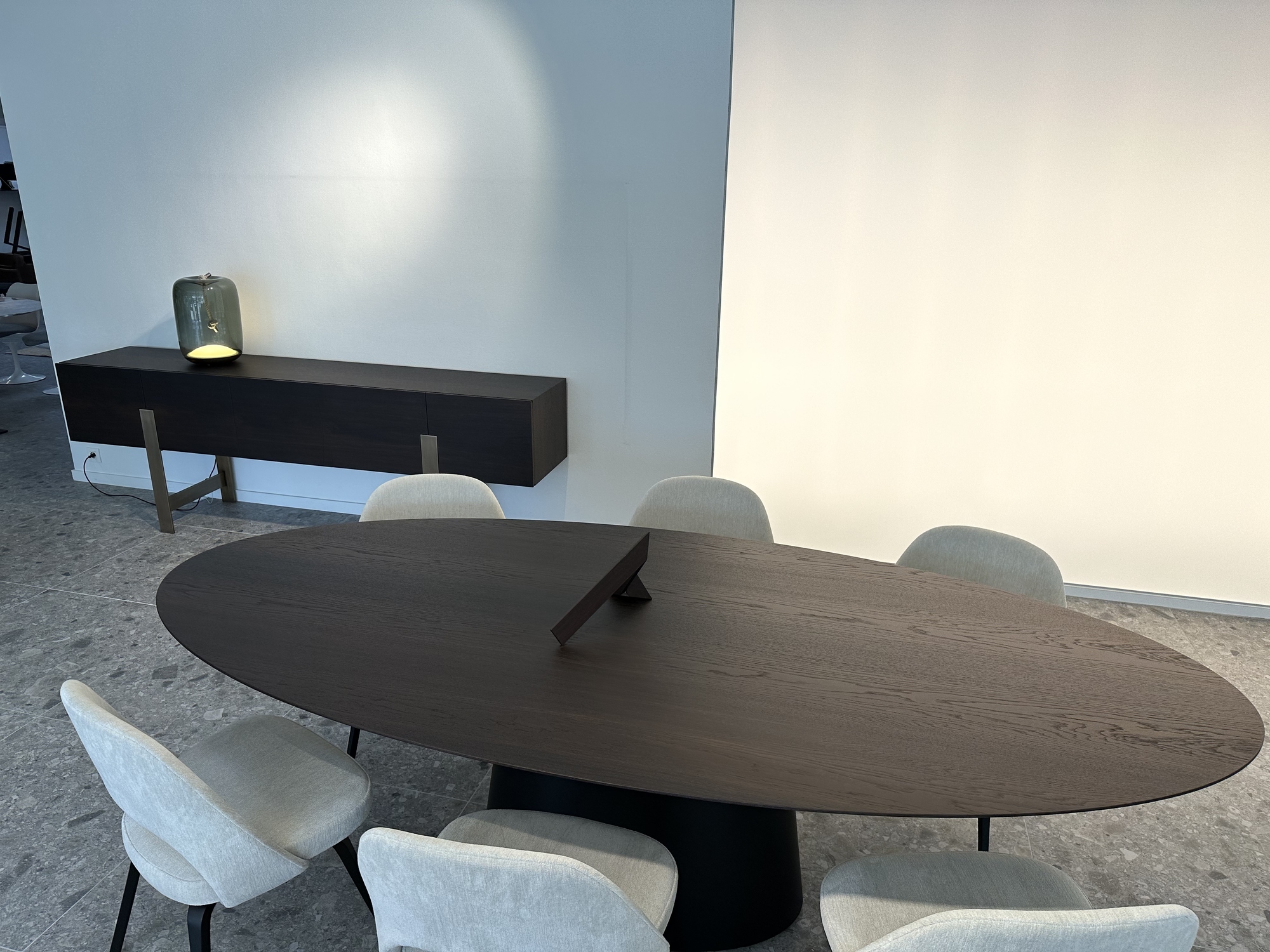 Emmemobili-ovalen tafel Ufo met buffetkast Gala in gerookte eik