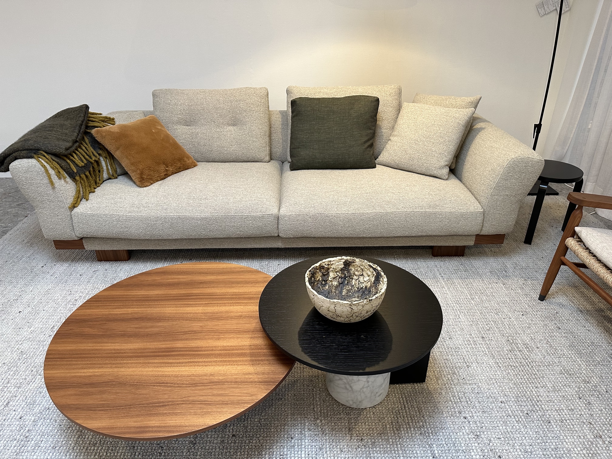 Cassina-3 zit Sengu met 2 ronde salontafels Sengu