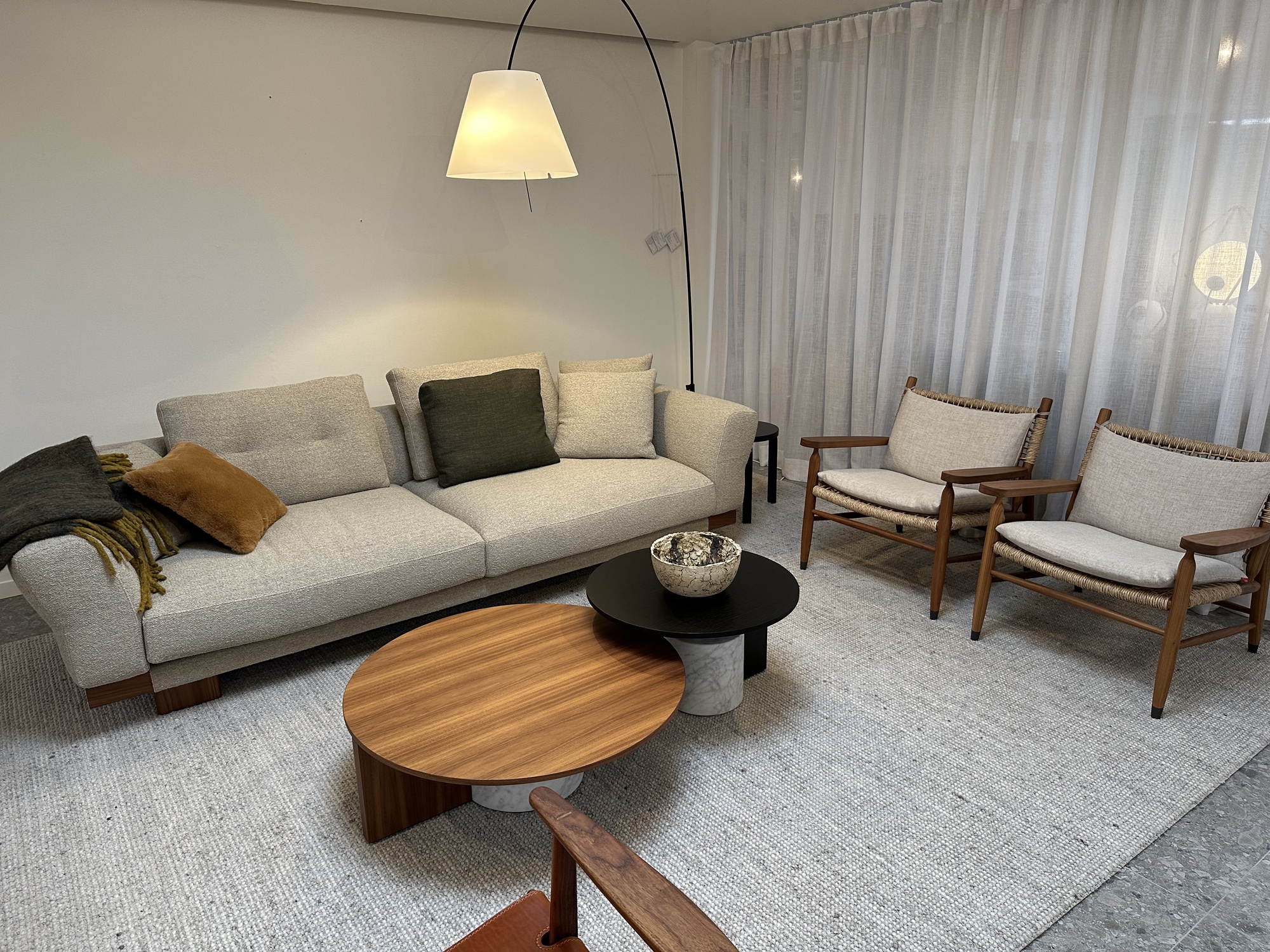 Cassina-3 zit Sengu met 2 ronde salontafels Sengu