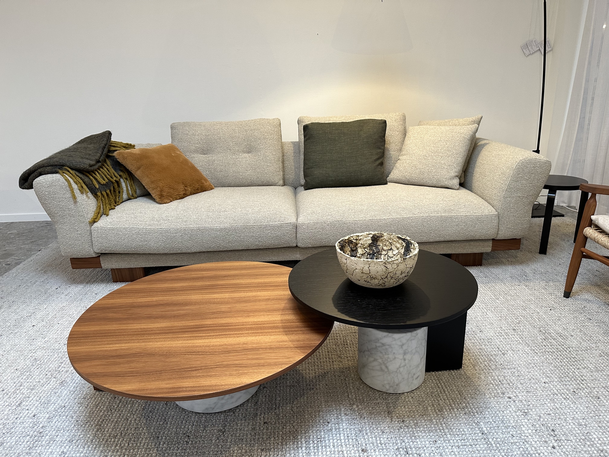 Cassina-3 zit Sengu met 2 ronde salontafels Sengu