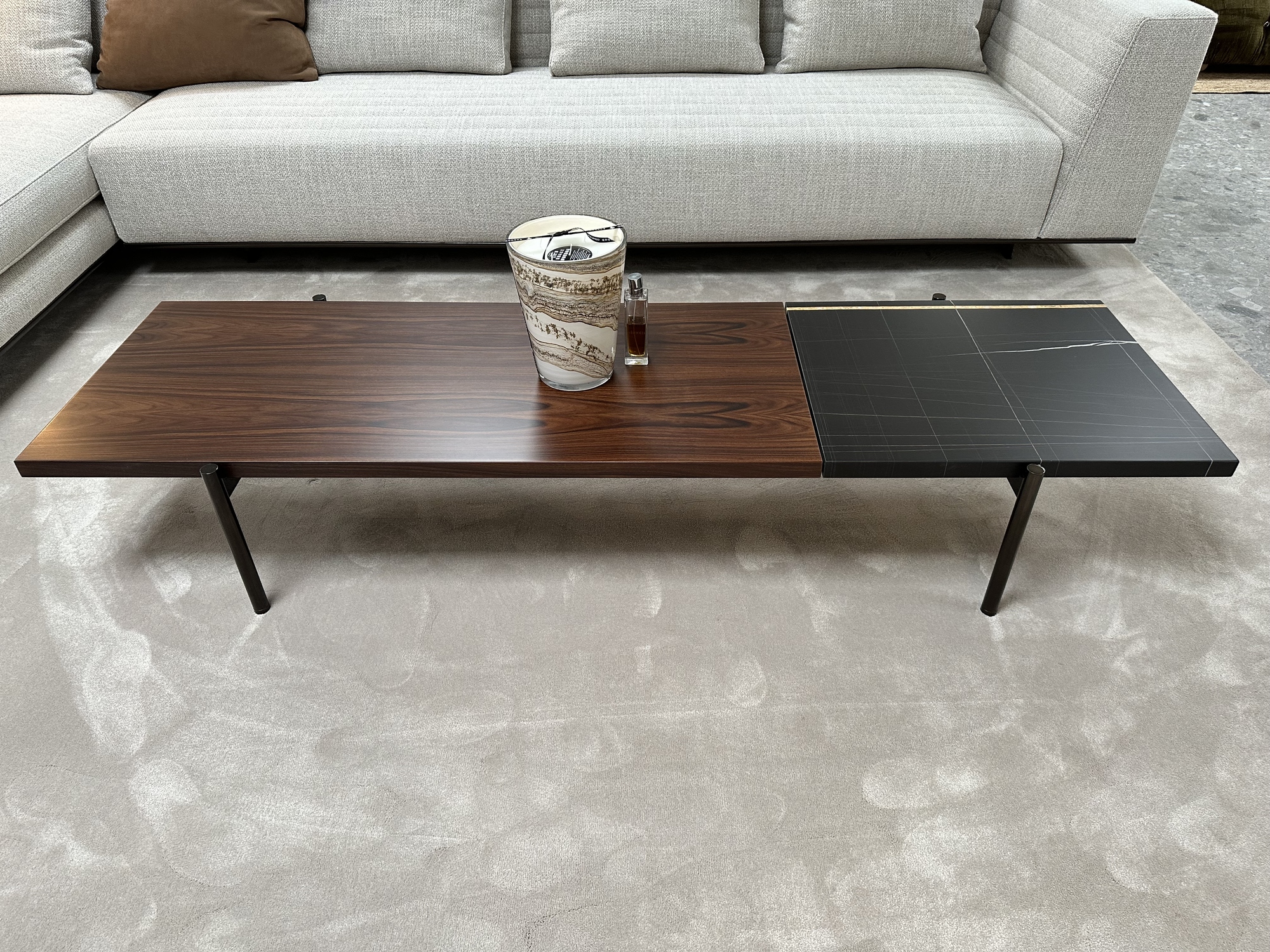 Minotti-hoeksalon Roger, inclusief salontafel en hoektafel in palisander