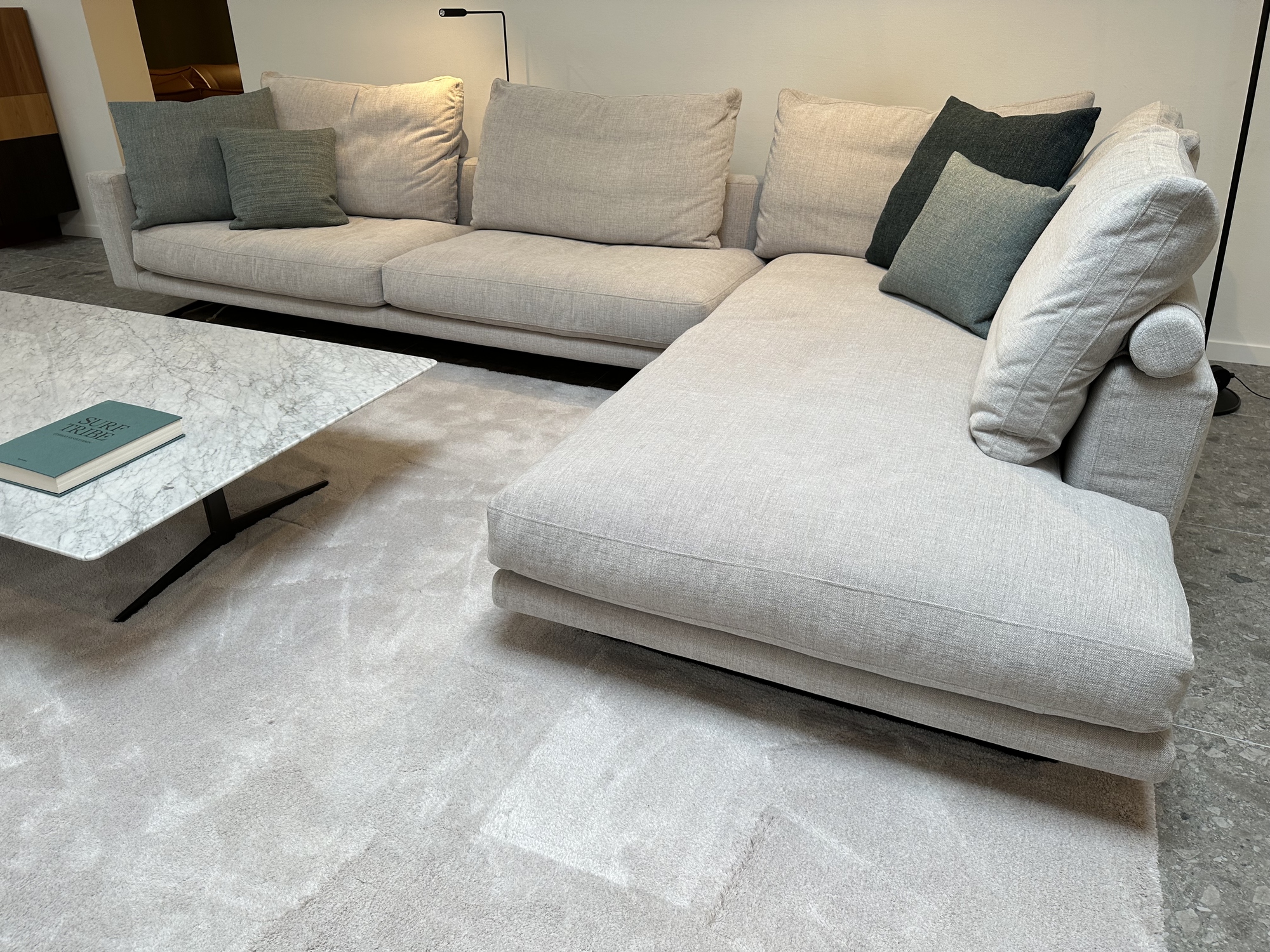 Flexform-salon Campiello met marmer salontafel Fly