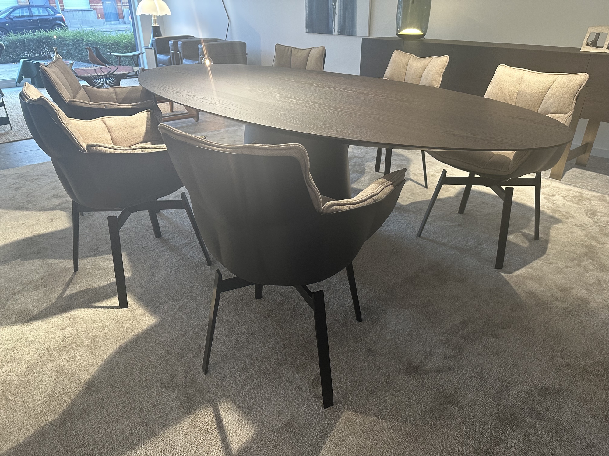 Emmemobili-ovalen tafel Ufo met buffetkast Gala in gerookte eik