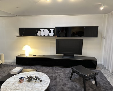 B&B Italia- TV-wandopstelling & hangkast met schuifdeur (360cm br)    - 50%