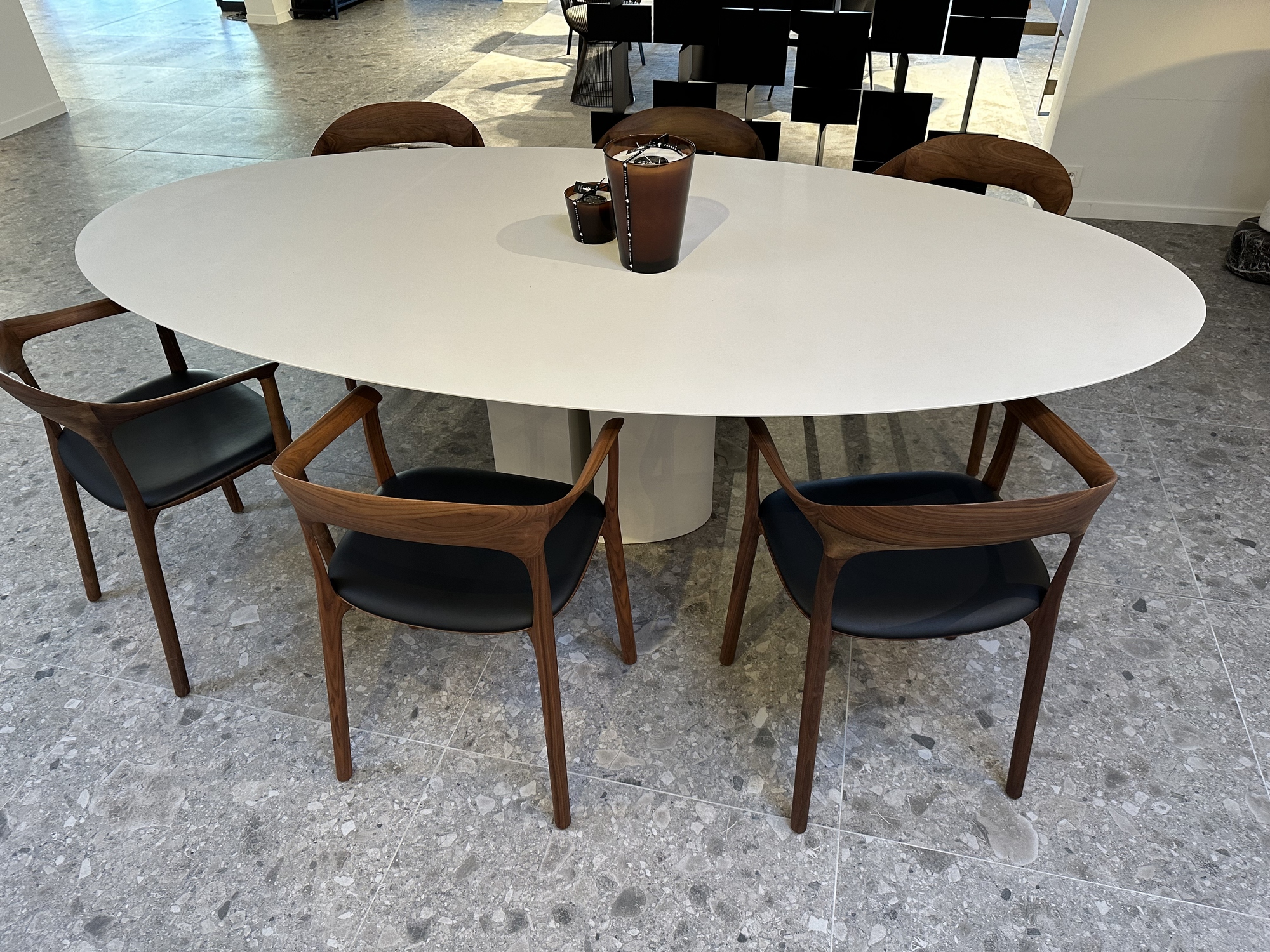 MDF Italia- ovalen tafel NVL van Jean Nouvel