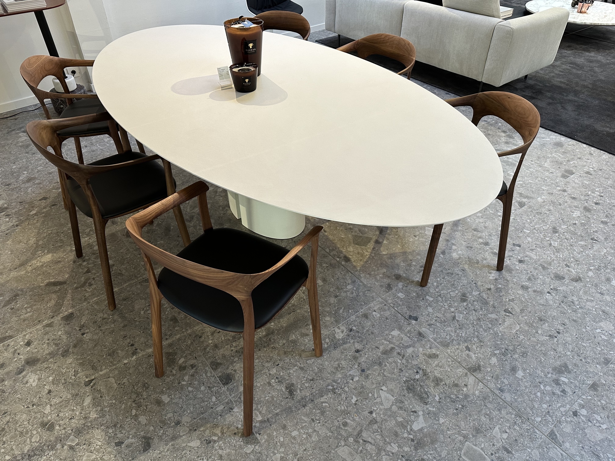 MDF Italia- ovalen tafel NVL van Jean Nouvel