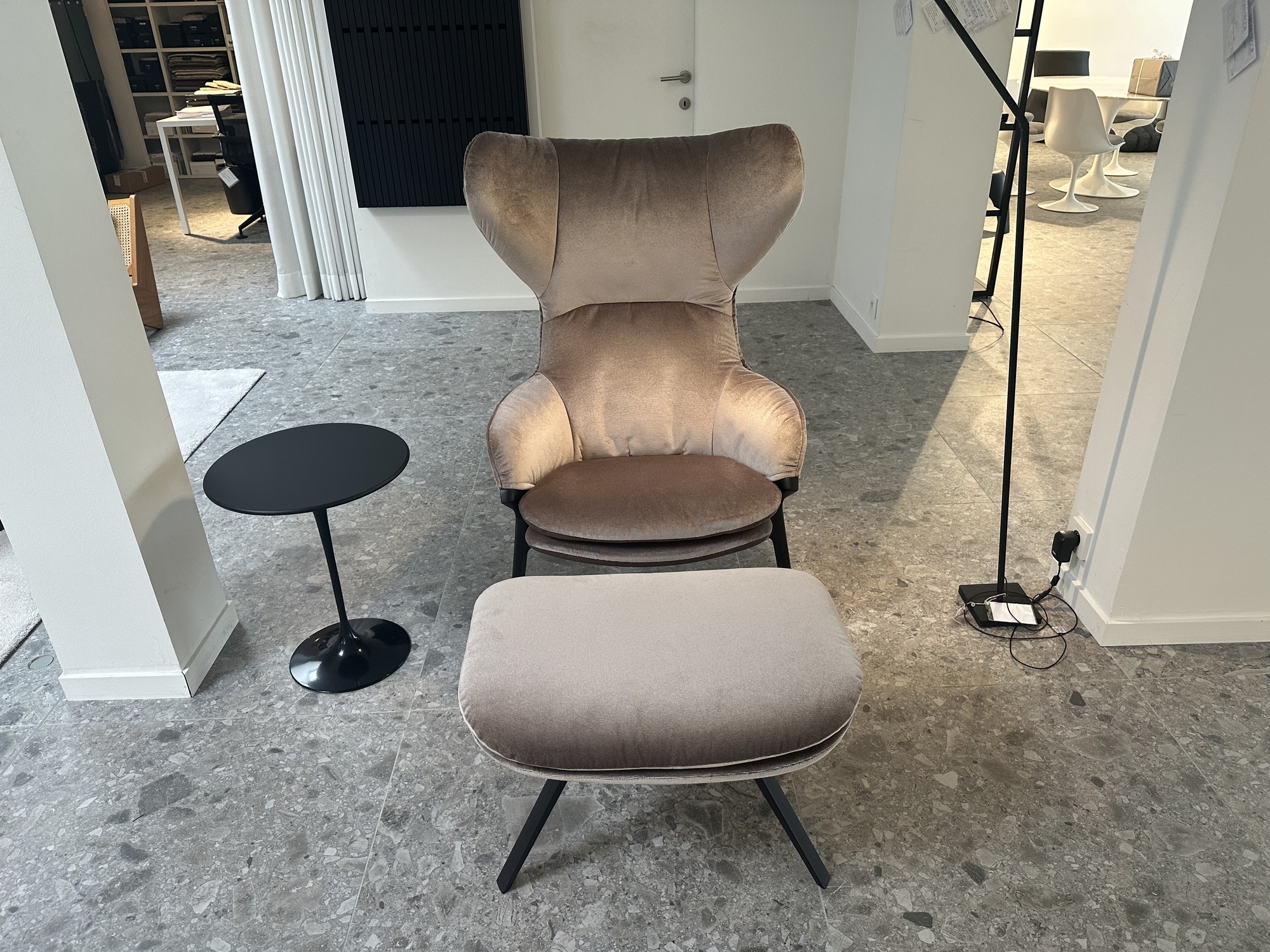 Cassina- hoge zetel met poef P22