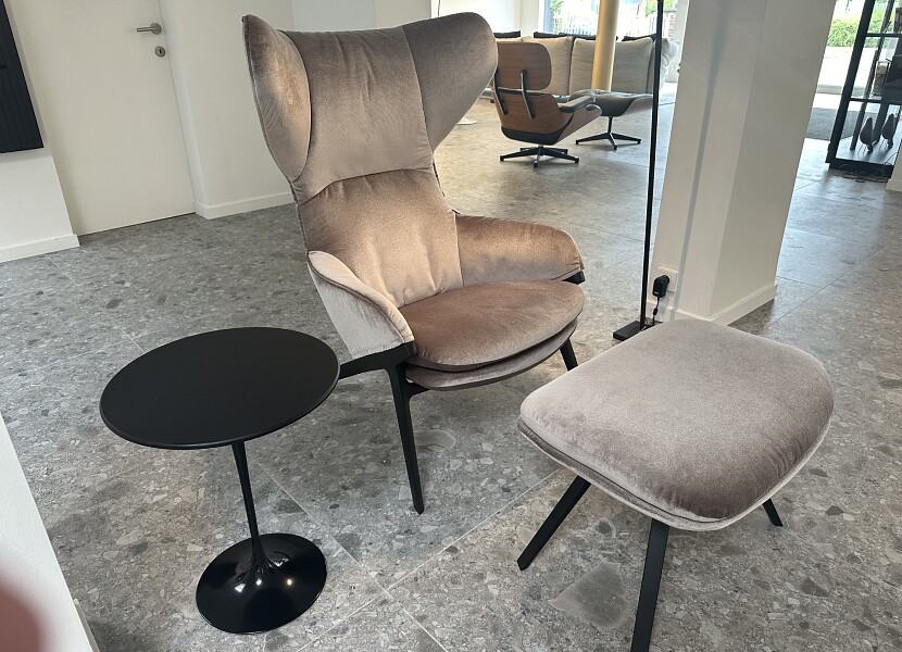 Cassina- hoge zetel met poef P22  -  60%