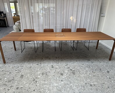 Cassina-uitlengbare tafel Naan in notelaar -30%