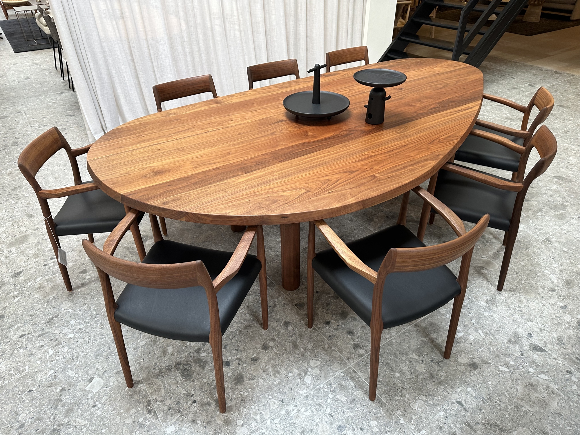 Van Rossum-tafel Kei in massief notelaar met 8 armstoelen