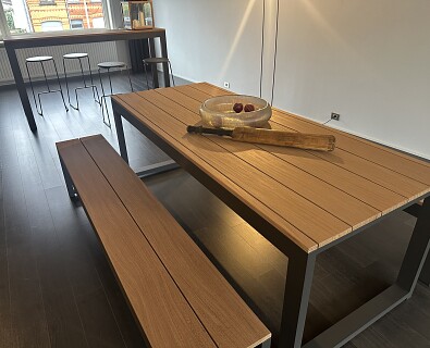 Outdoor-Bastalpe tafel met 2 zitbanken- bartafel met 4 barkrukken -50%(zie www.delmidecor-outdoor.be/nl/outlet/  Outdoor site)