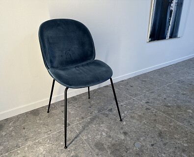 Gubi-1 x stoel Beetle Chair blauw fluweel -60%