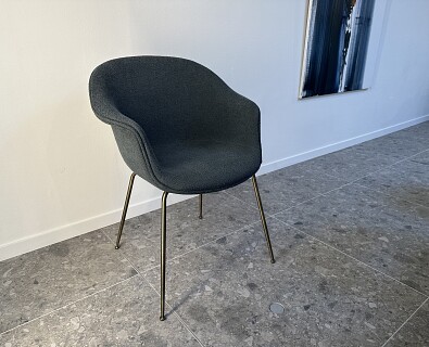 Gubi-1 x armstoel Bat Dining Chair, bouclé stof blauw-grijs -60%