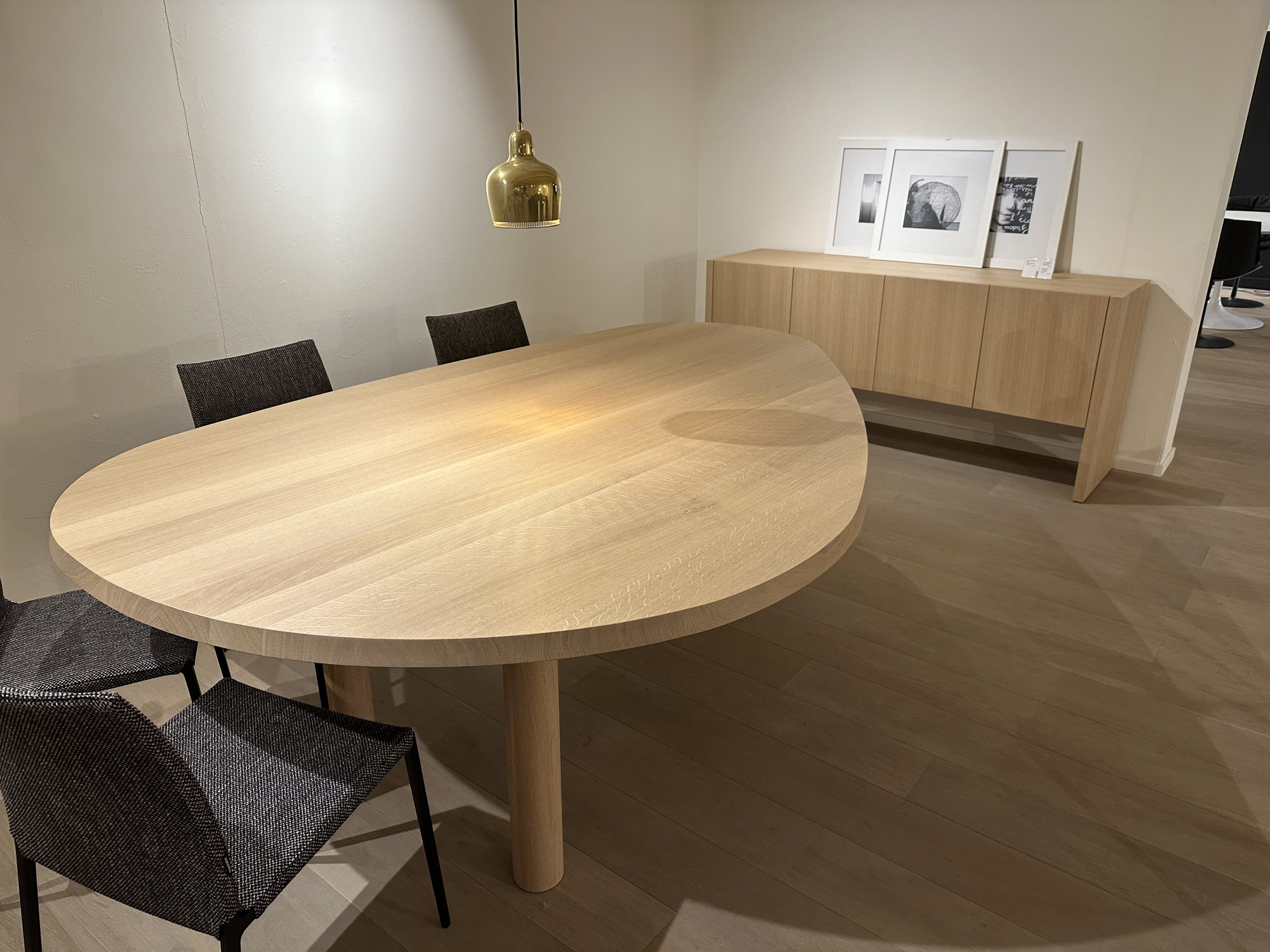 Van Rossum - organische tafel Kei met 4-deurs kast  in eik naturel massief