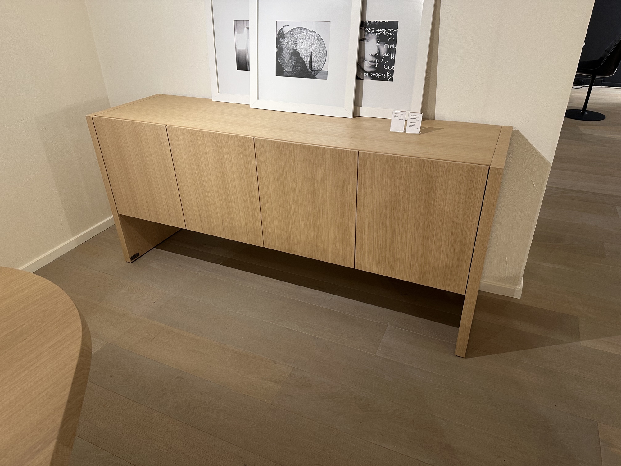 Van Rossum - organische tafel Kei met 4-deurs kast  in eik naturel massief