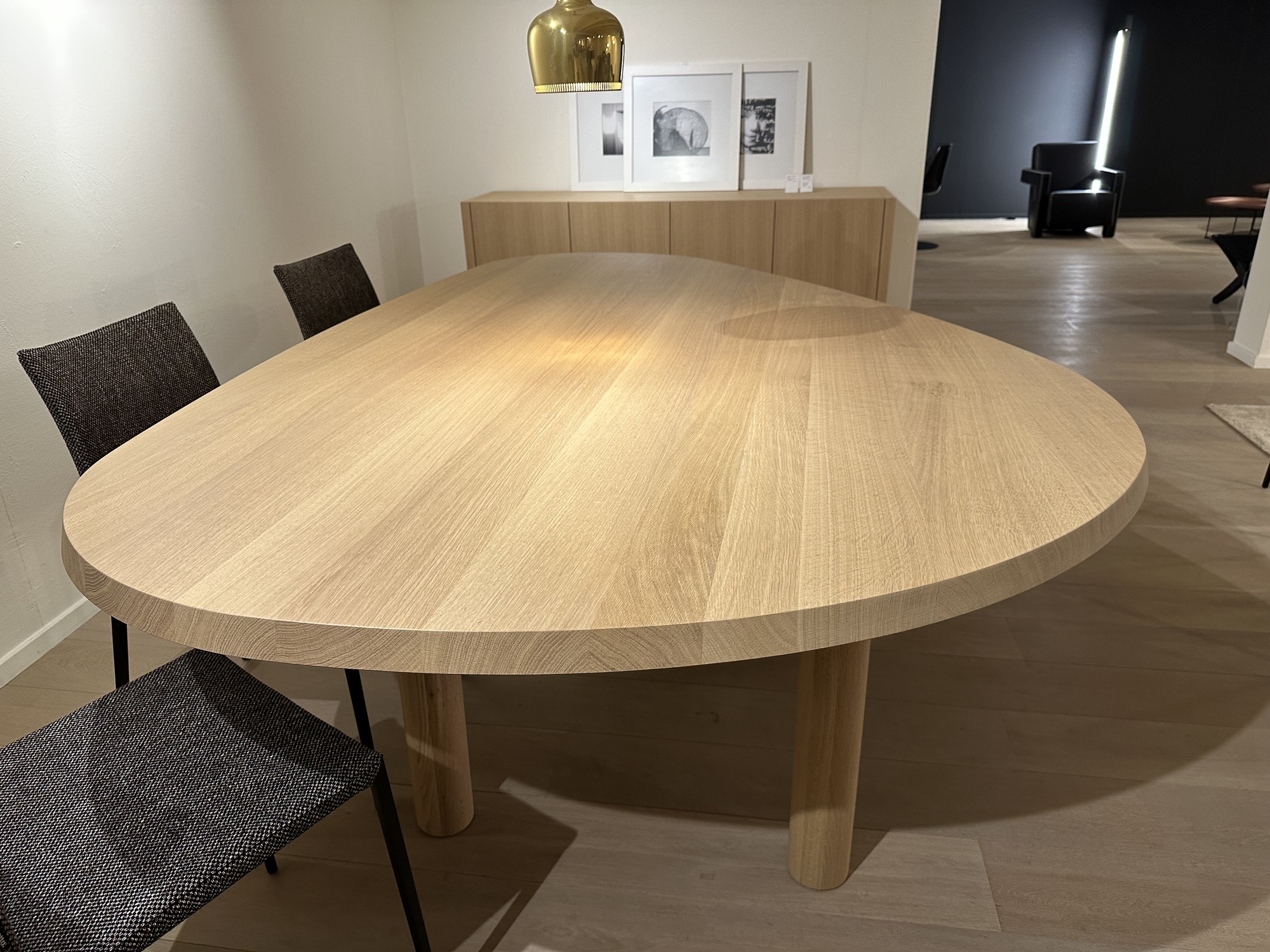 Van Rossum - organische tafel Kei met 4-deurs kast  in eik naturel massief