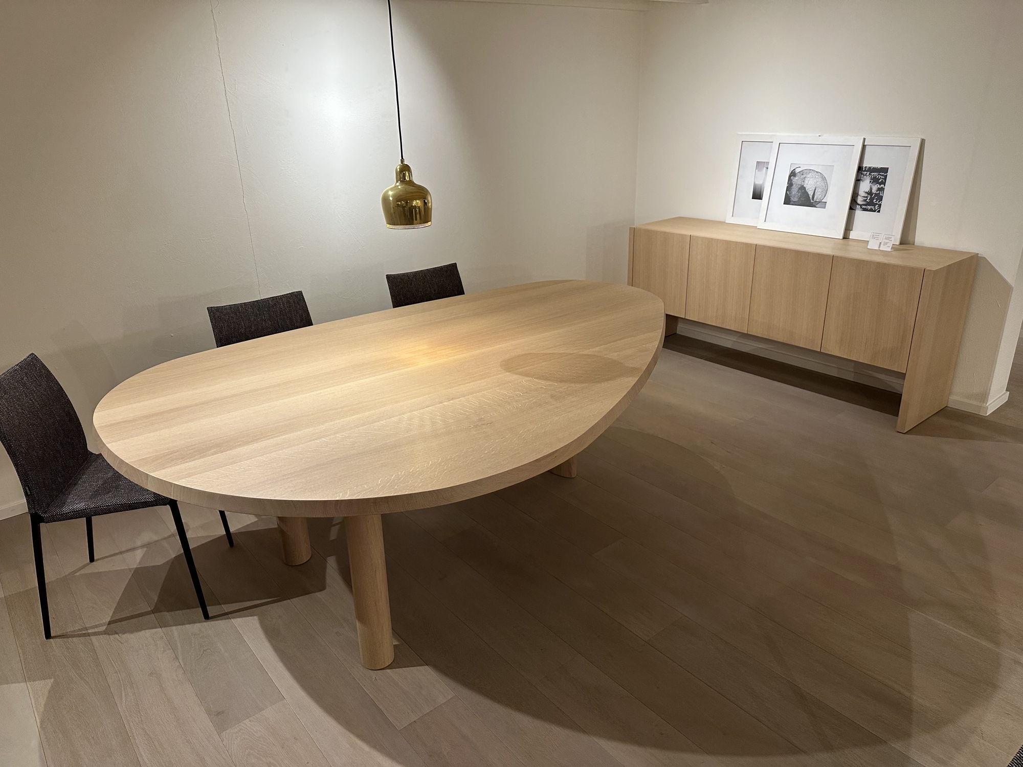 Van Rossum - organische tafel Kei met 4-deurs kast  in eik naturel massief