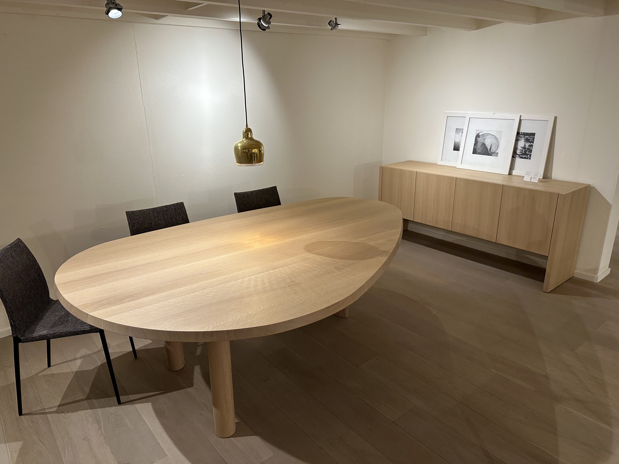 Van Rossum - organische tafel Kei met 4-deurs kast  in eik naturel massief