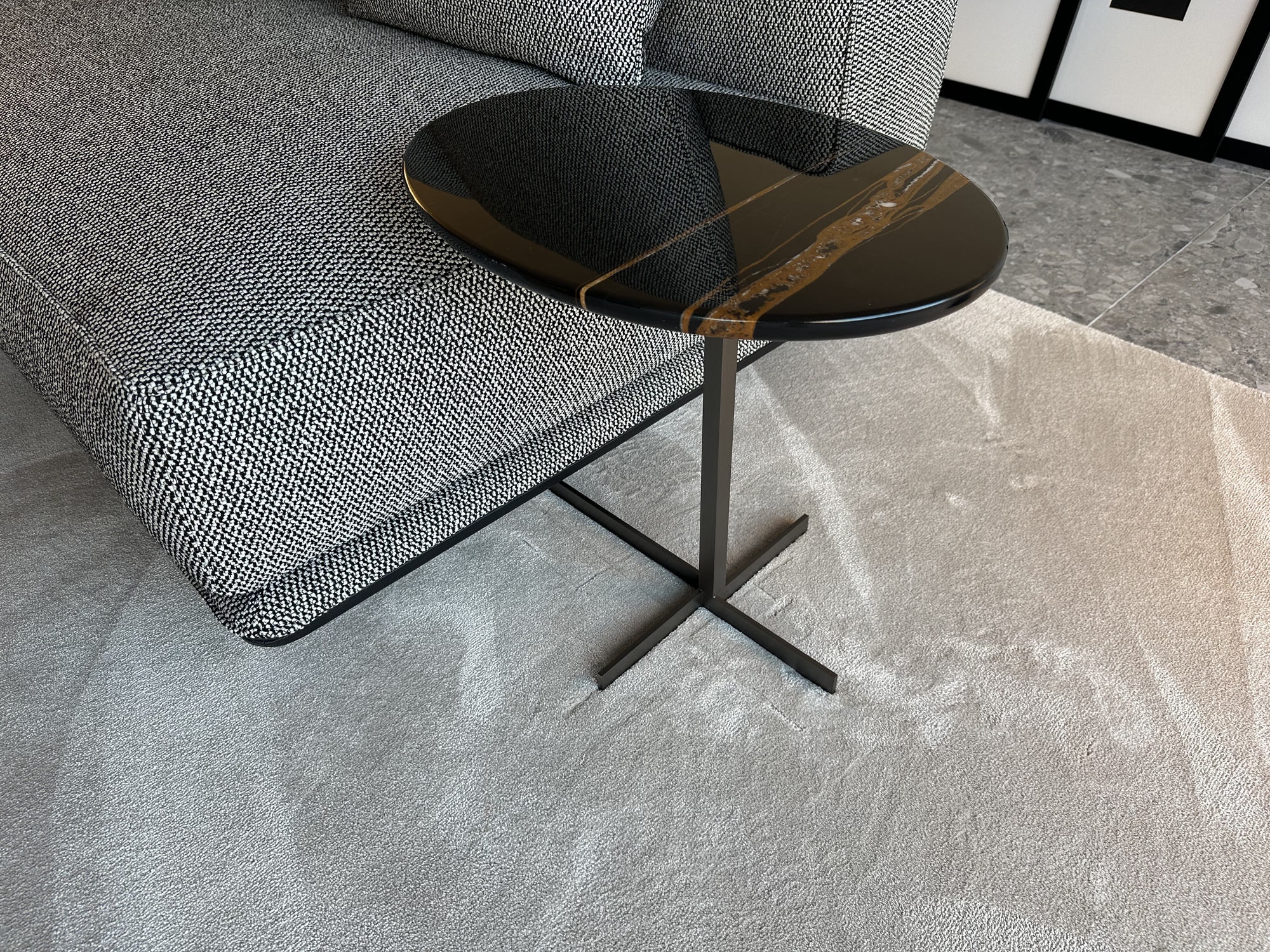 Minotti-bijzettafel Joy Jut Out, blad Sahara marmer