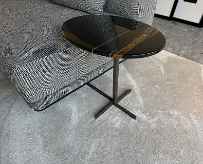 Minotti-bijzettafel Joy Jut Out, blad Sahara marmer -30%