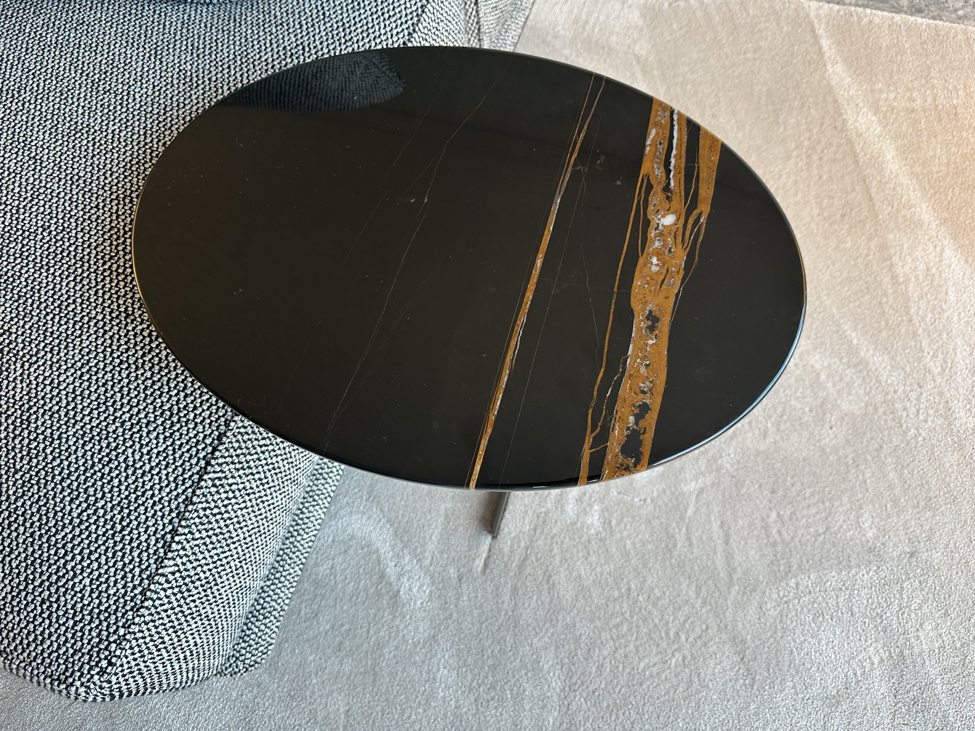 Minotti-bijzettafel Joy Jut Out, blad Sahara marmer