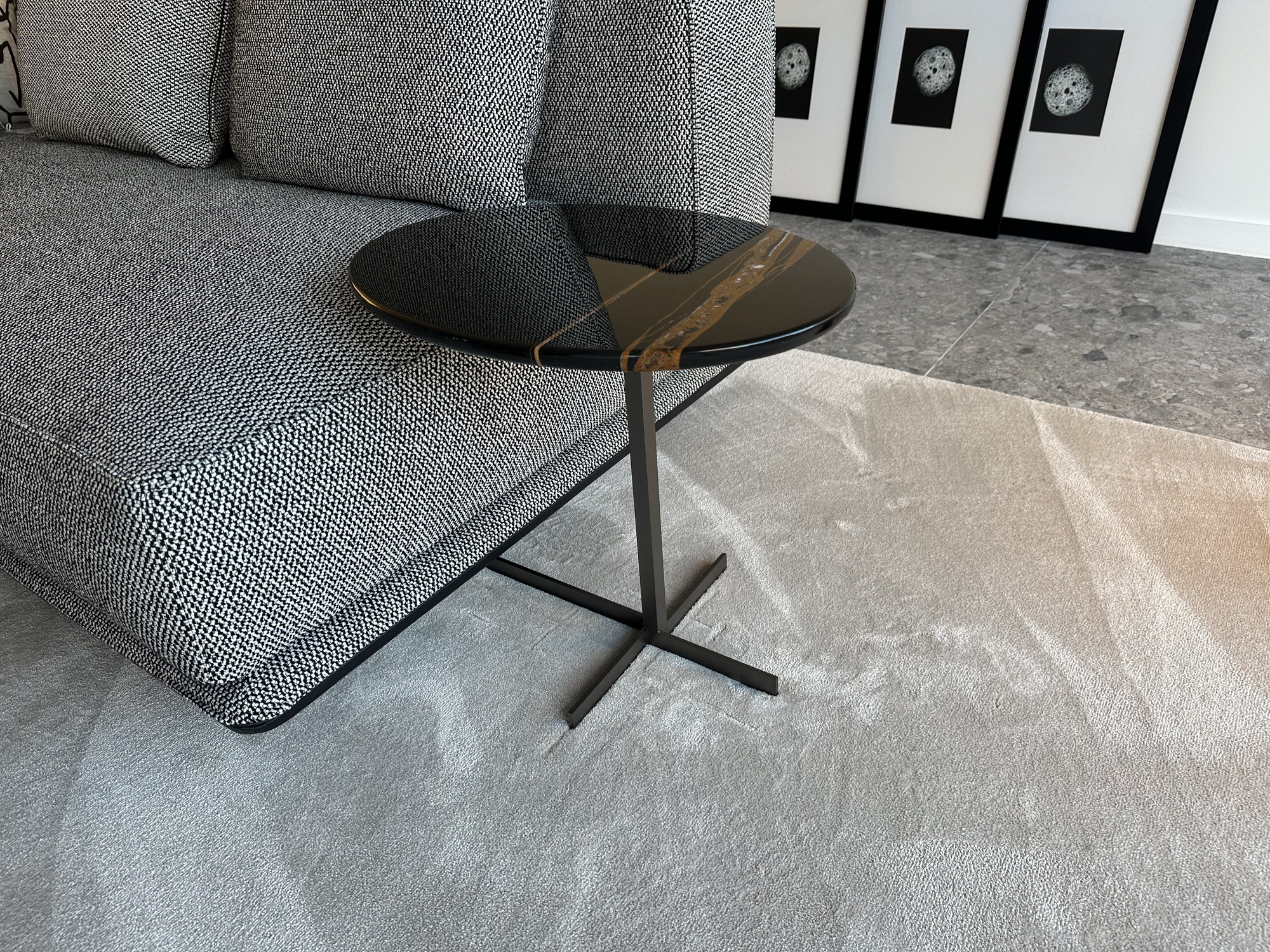 Minotti-bijzettafel Joy Jut Out, blad Sahara marmer