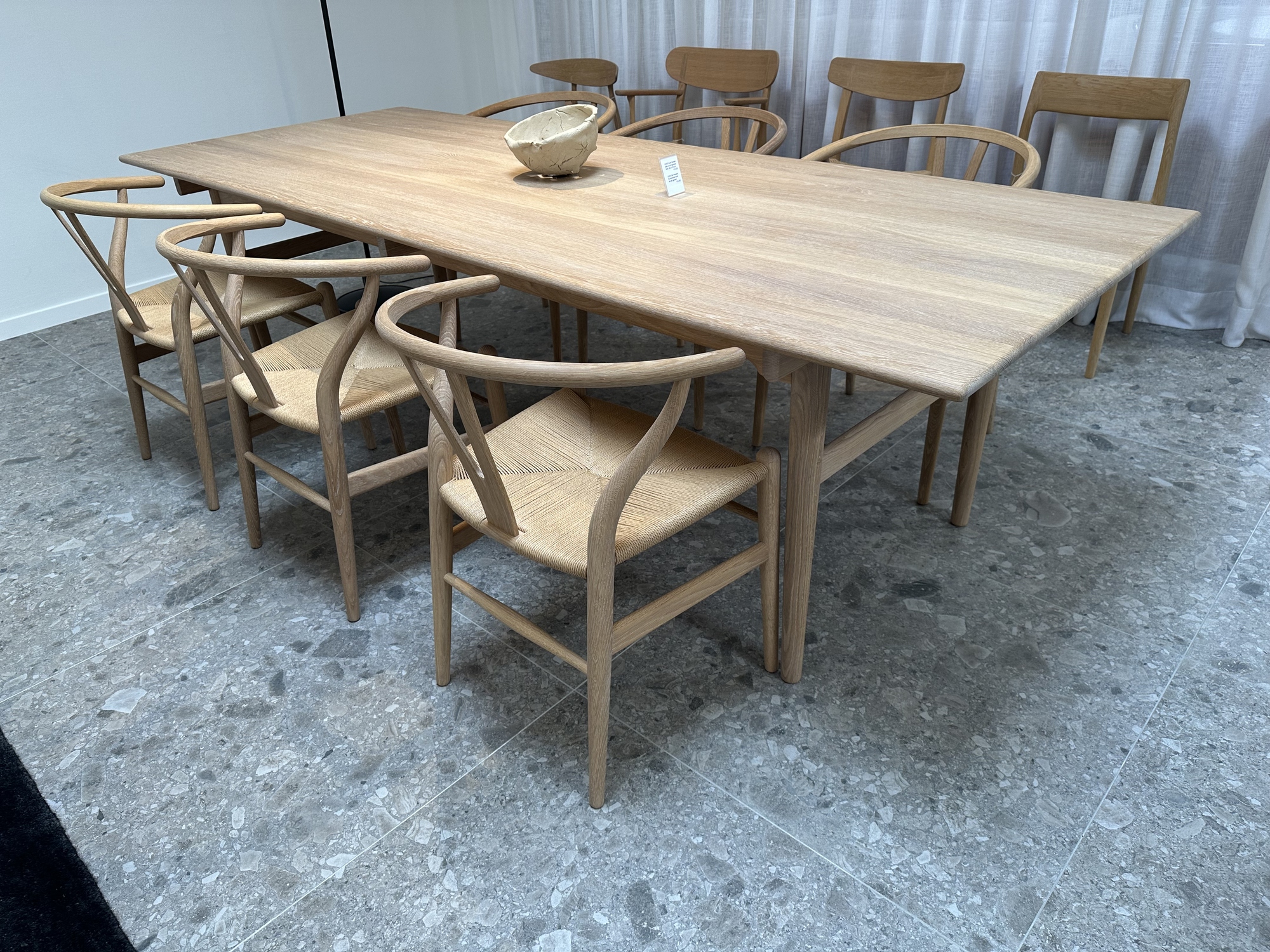 Carl Hansen-eettafel en 6 armstoelen in eik wit geolied