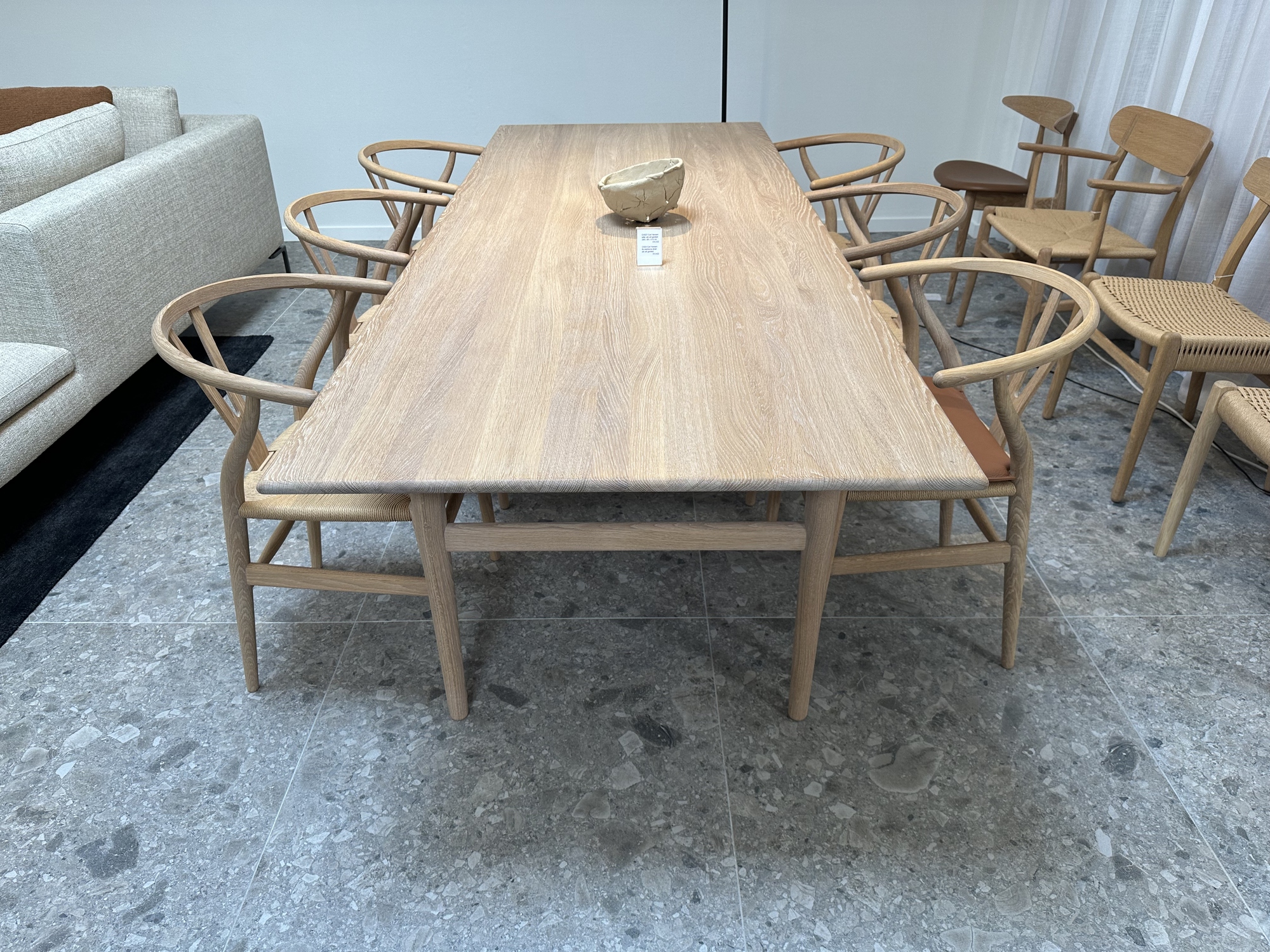 Carl Hansen-eettafel en 6 armstoelen in eik wit geolied